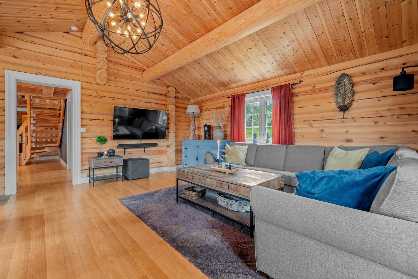 Det er tregulv i alle rom med tømmer og behandlet panel på vegger. Galleribilde