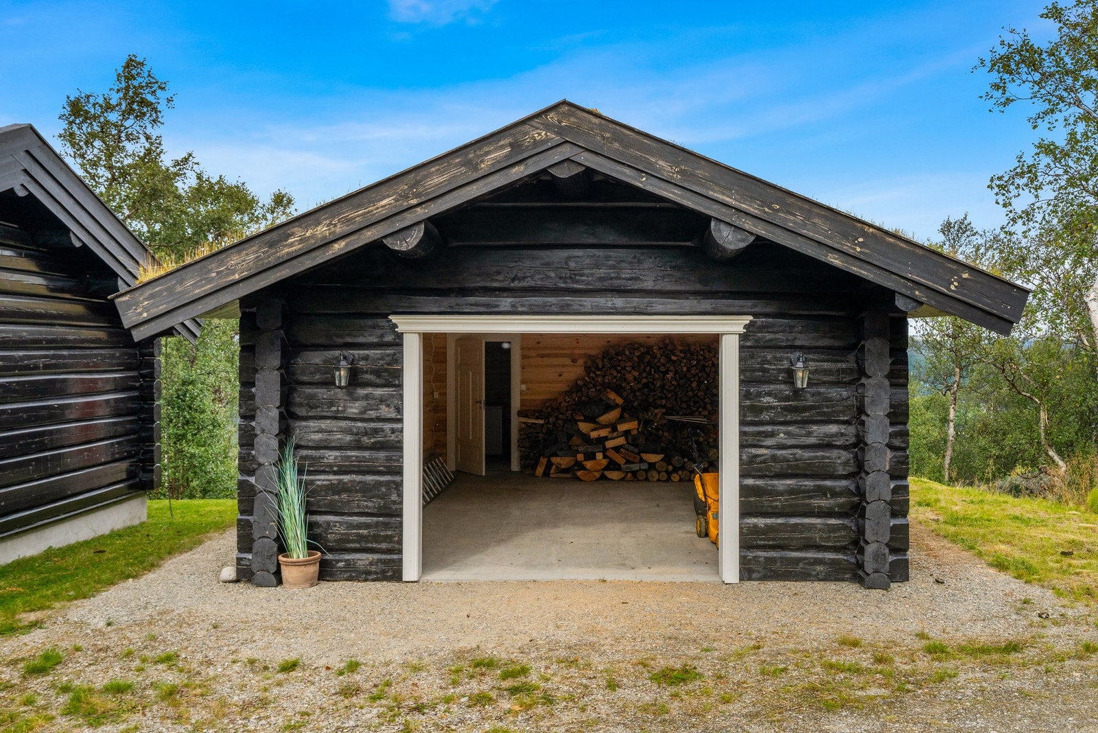 Garasjen ble oppført i 2019 og er på 42m². Galleribilde