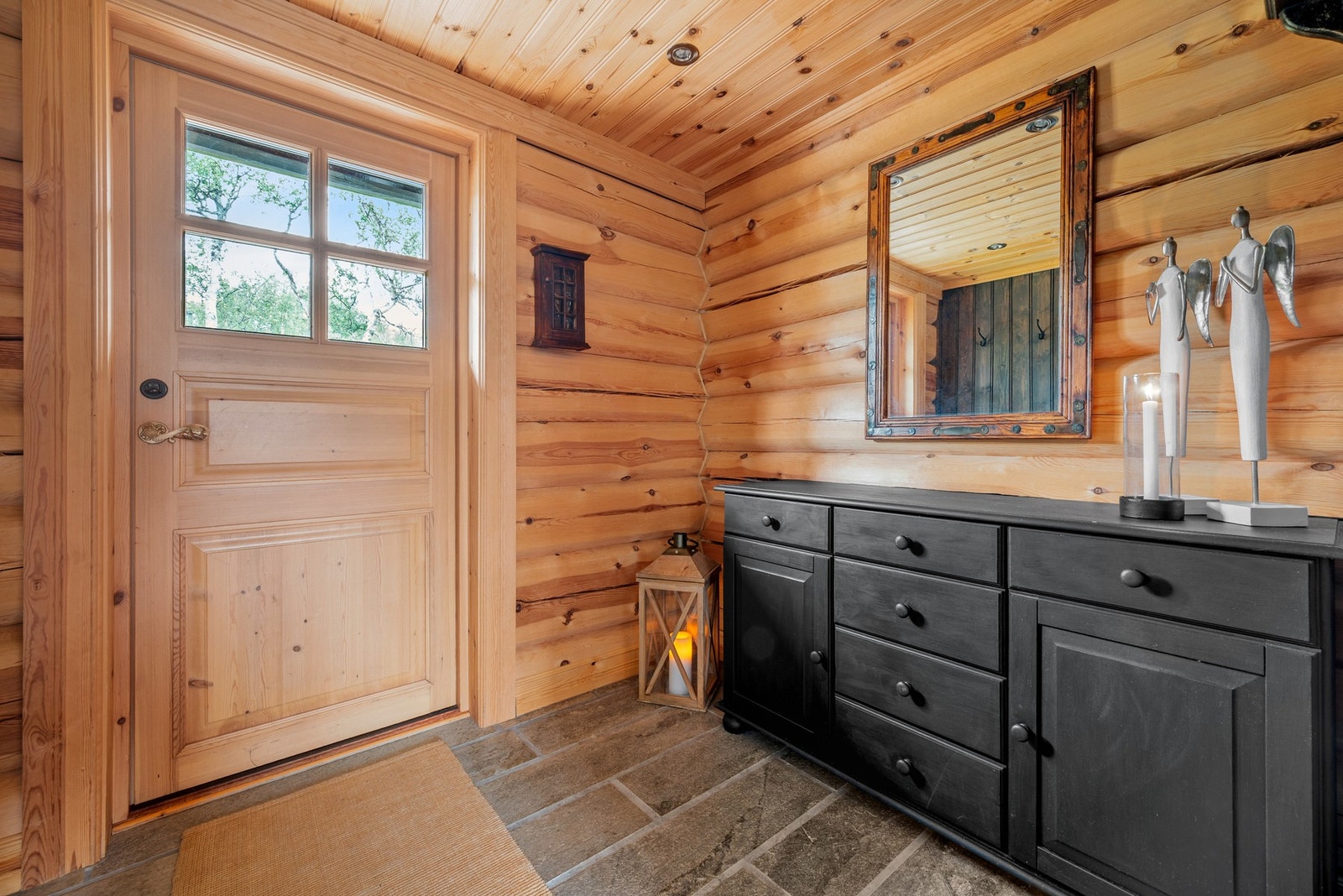 Gangen har skiferflis med gulvvarme. God plass til garderobeskap/klesoppheng. Galleribilde