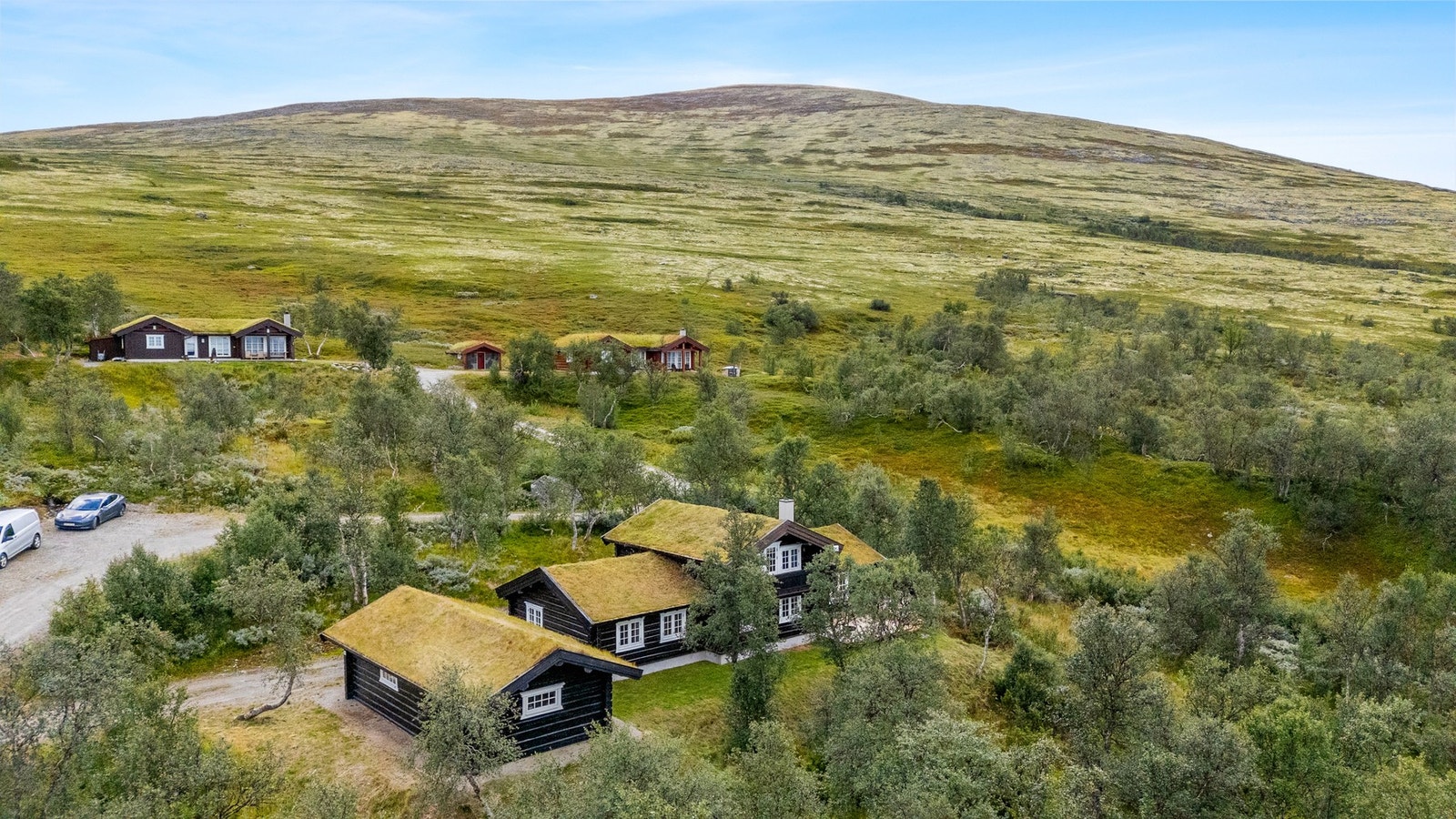 Eiendommen ligger i øvre del av Hummelfjell med gode sol -og utsiktsforhold. Galleribilde