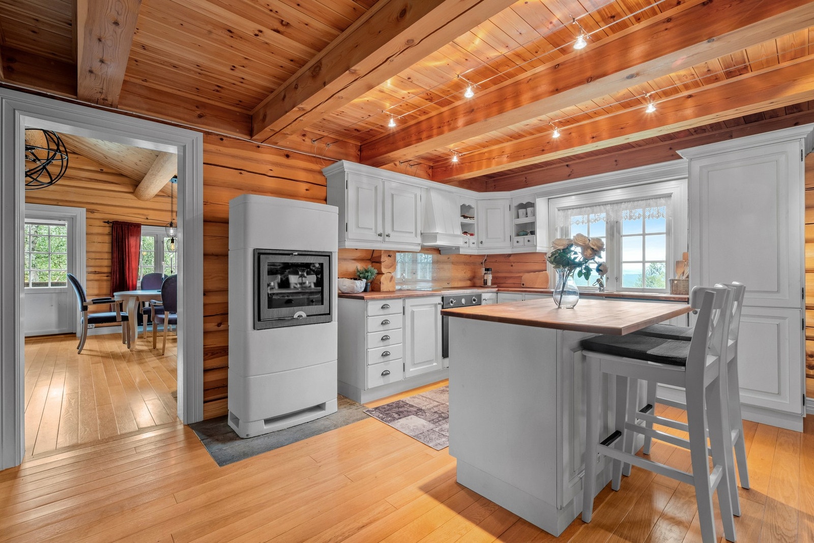 Det er etablert egen peis på kjøkkenet. Galleribilde