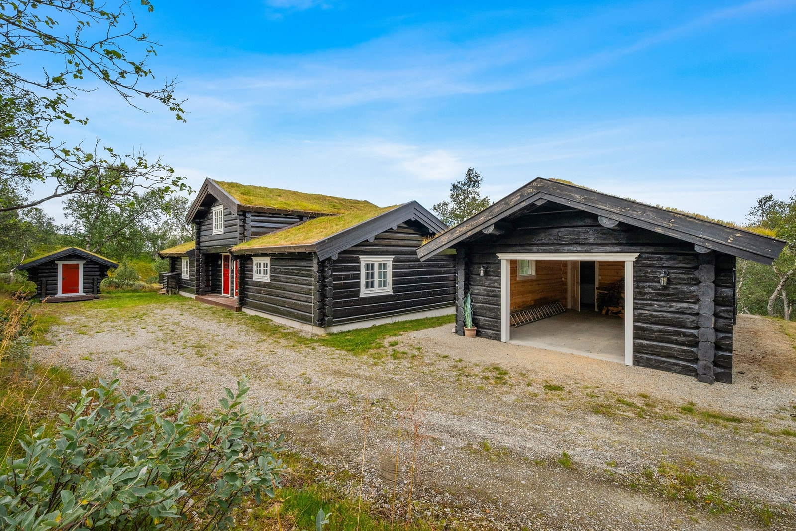 Eiendommen består av hovedhytte, garasje og stabbur. Galleribilde