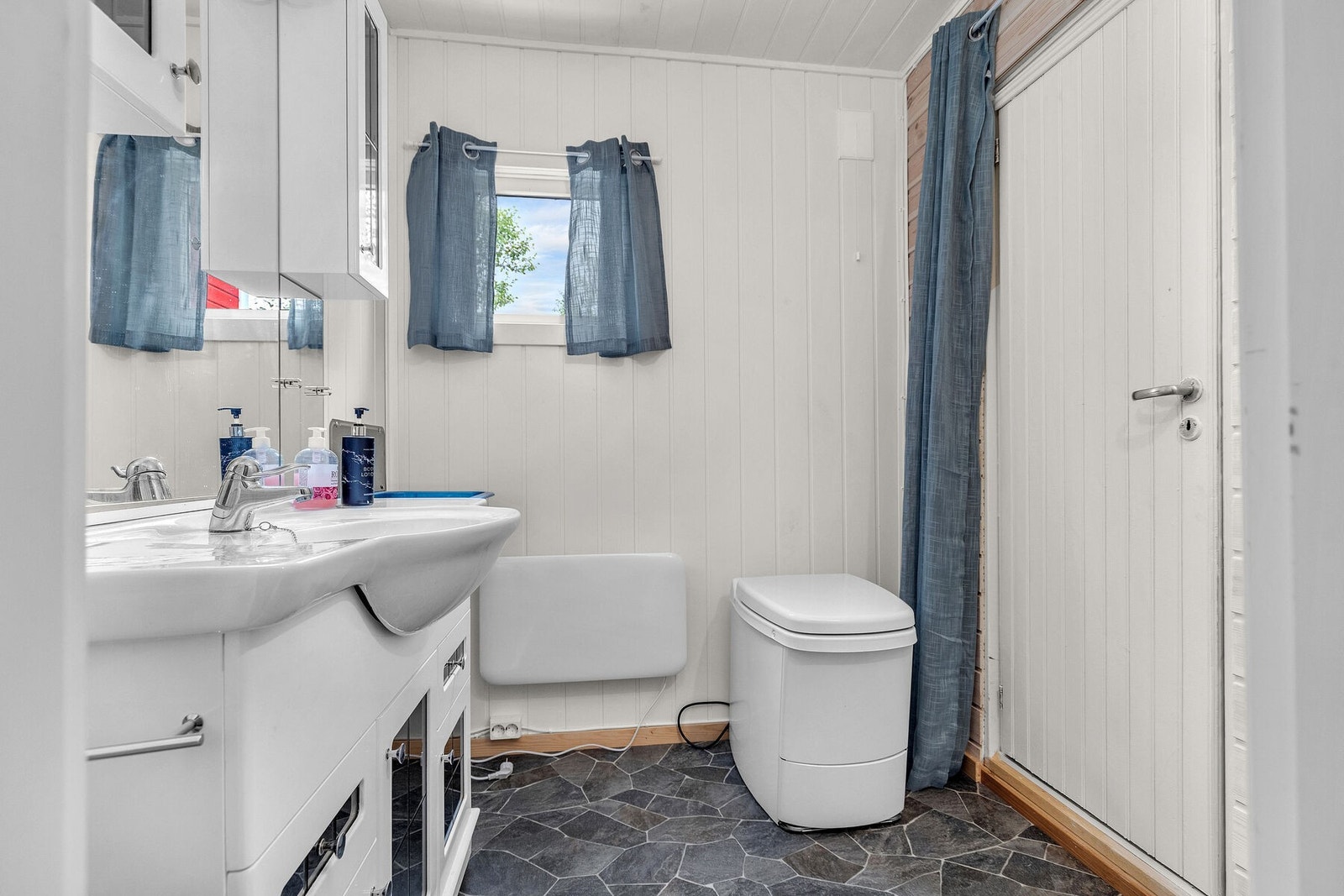 Bad med forbrenningstoalett Galleribilde