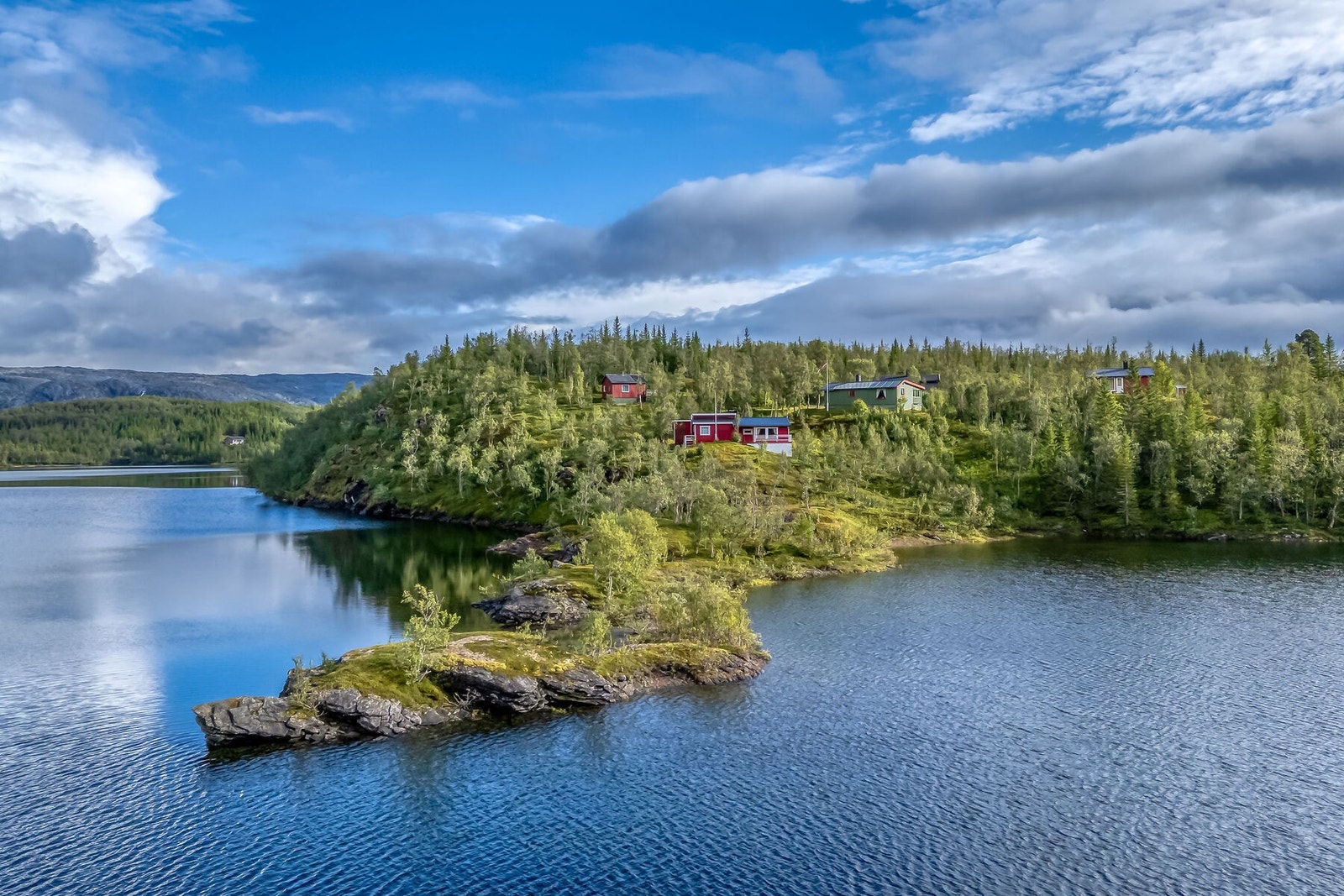 Eiendommen ligger nydelig til ved vannet Galleribilde