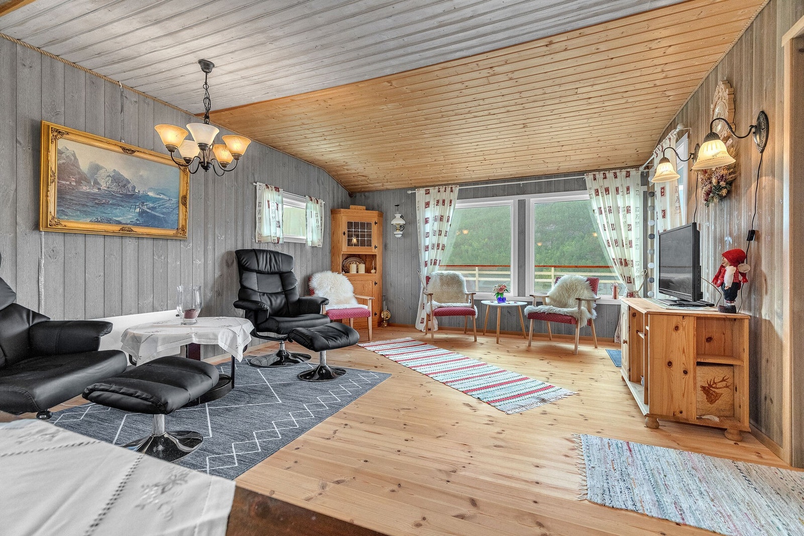 Fra stuen er det fin utsikt mot vannet Galleribilde