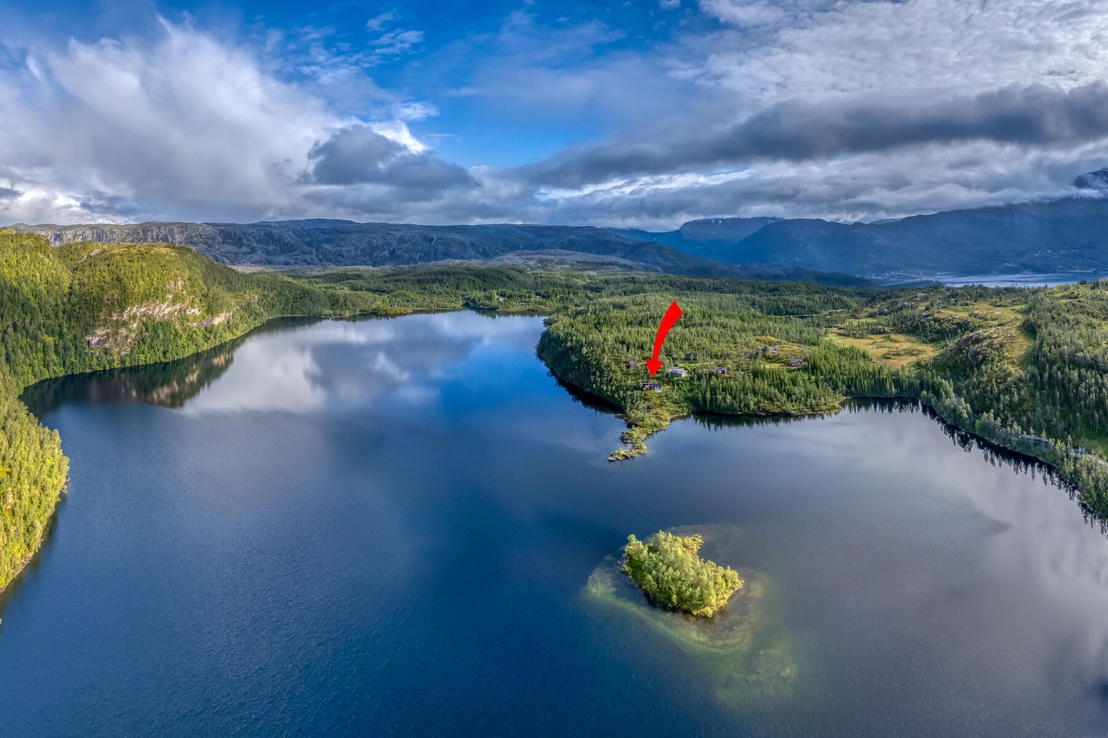 Fra eiendommen er det kort vei til sentrum, Riksgränsen, fiskevann, bærterreng og turområder. Galleribilde