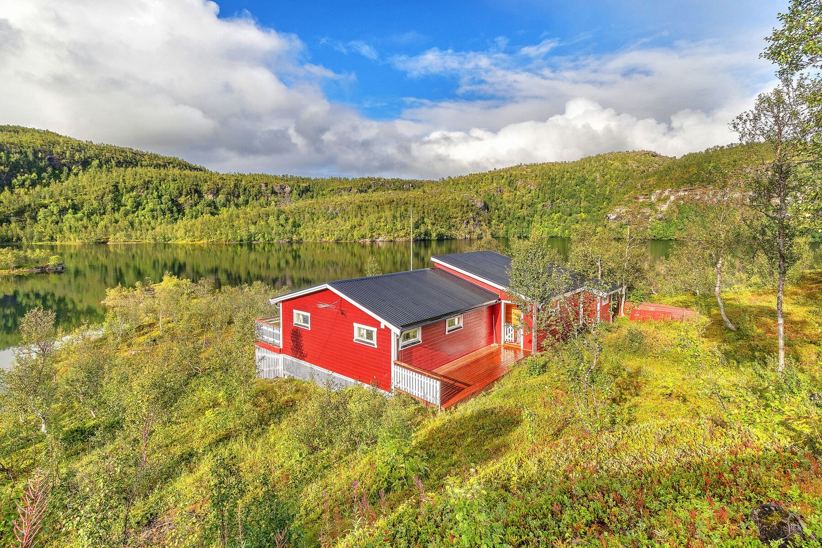 Velkommen til Store Trollvatnet 32! Fotograf: Kalle Punsvik Galleribilde