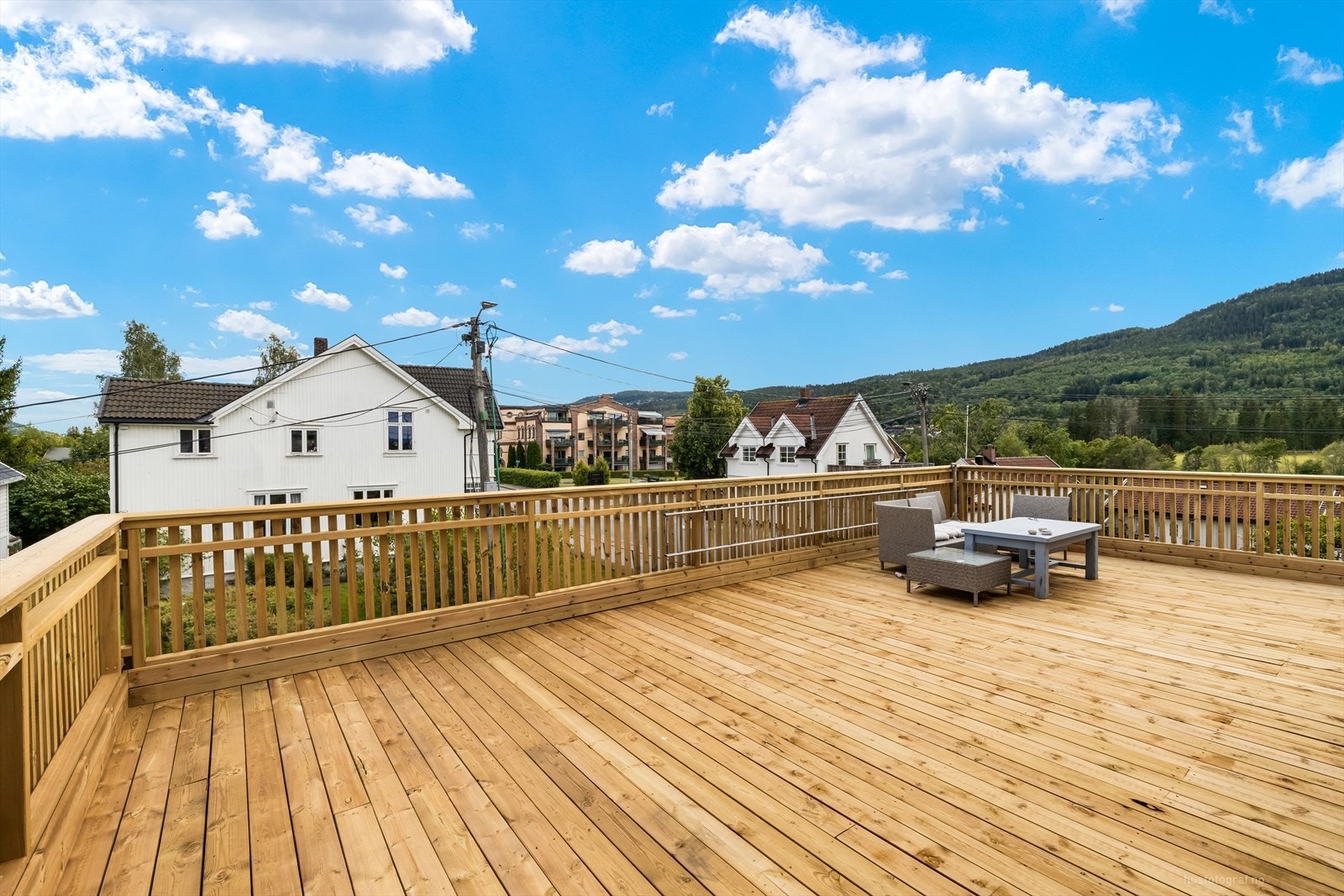 Terrassen byr på gode solforhold og innbyr til avslappende dager i sommervarmen. Galleribilde