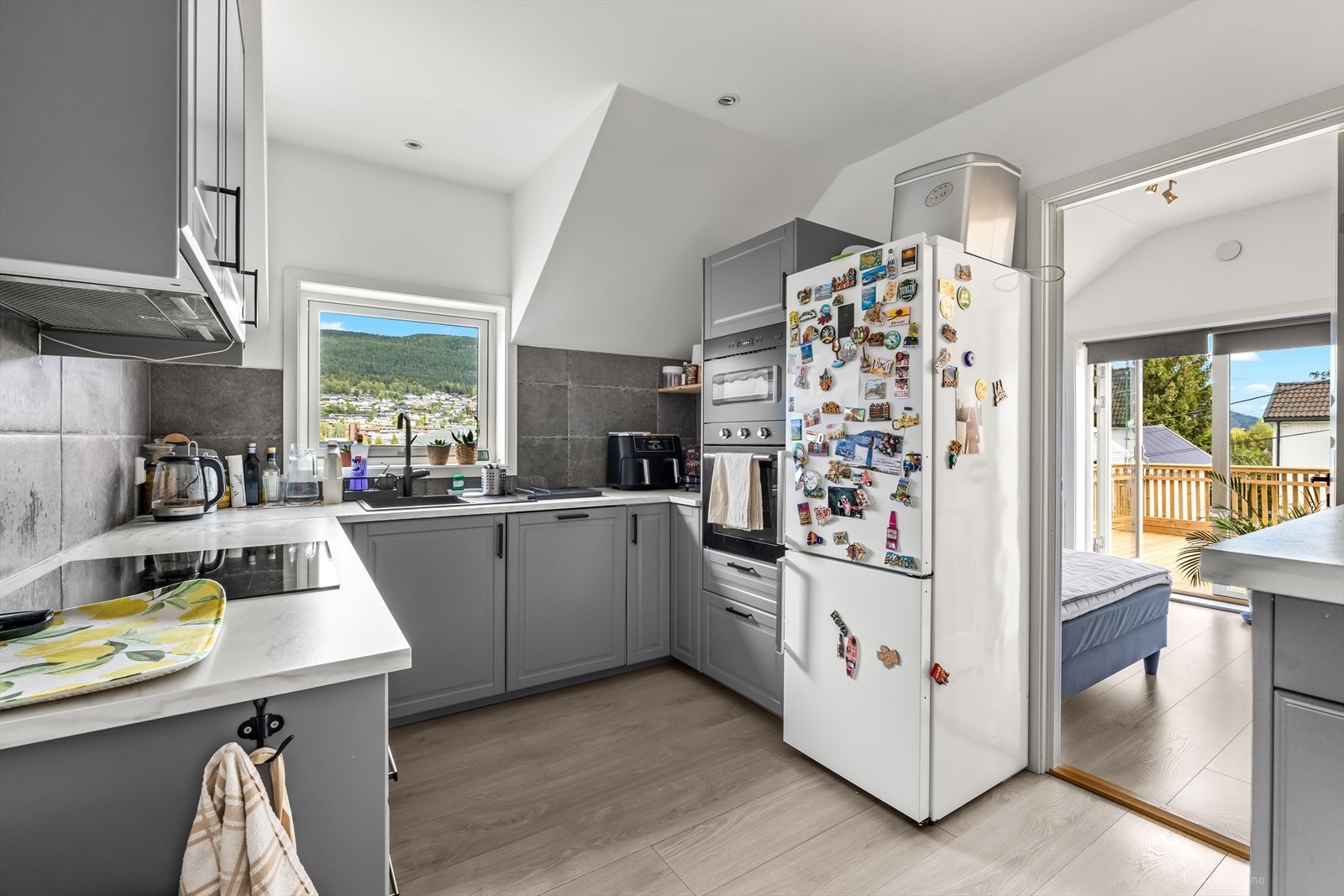 Innredningen har profilerte fronter i gråtonet utførelse. Galleribilde