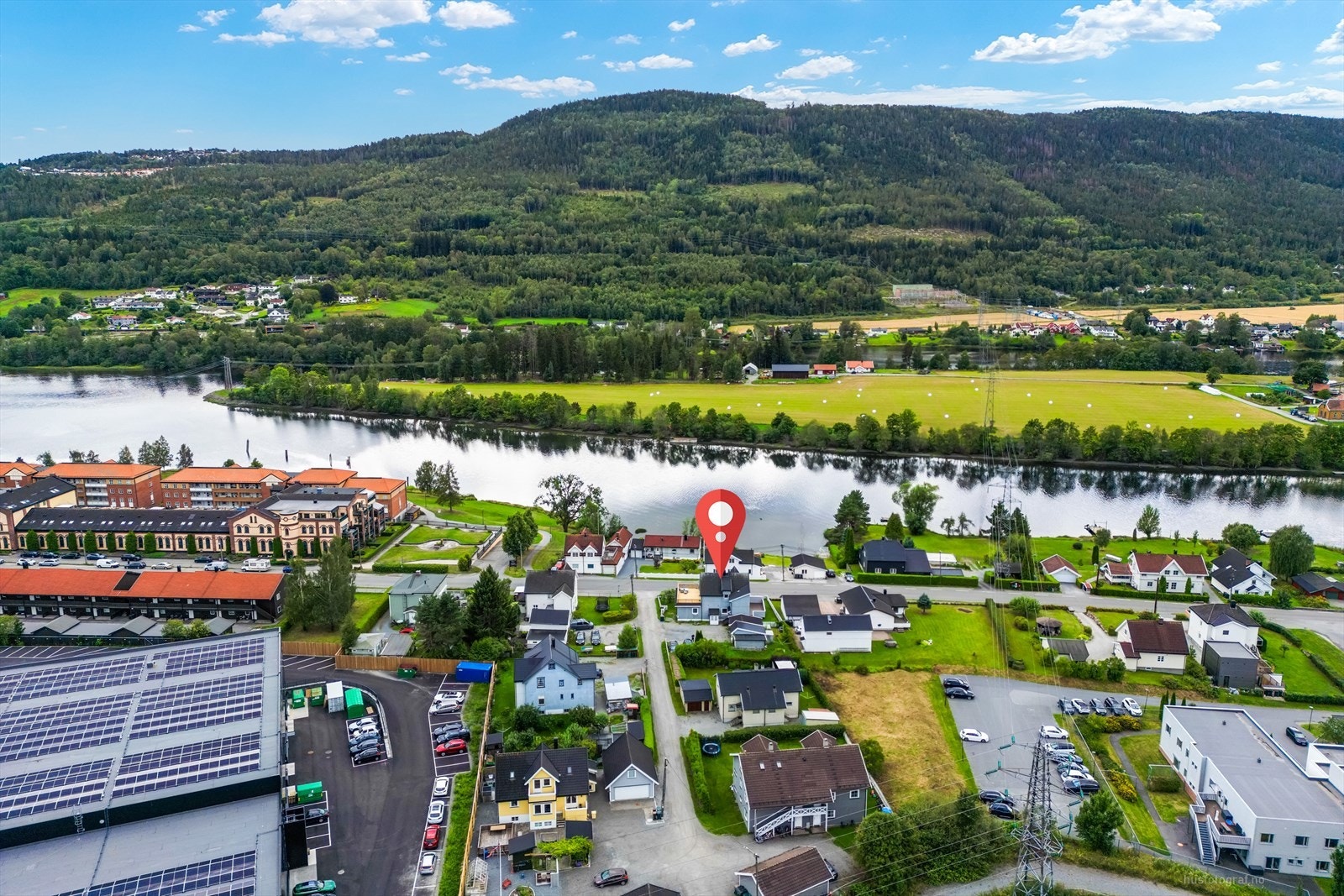 Eiendommen ligger i et veletablert, barnevennlig og attraktivt boligområde - kun et steinkast fra Drammenselva. Galleribilde