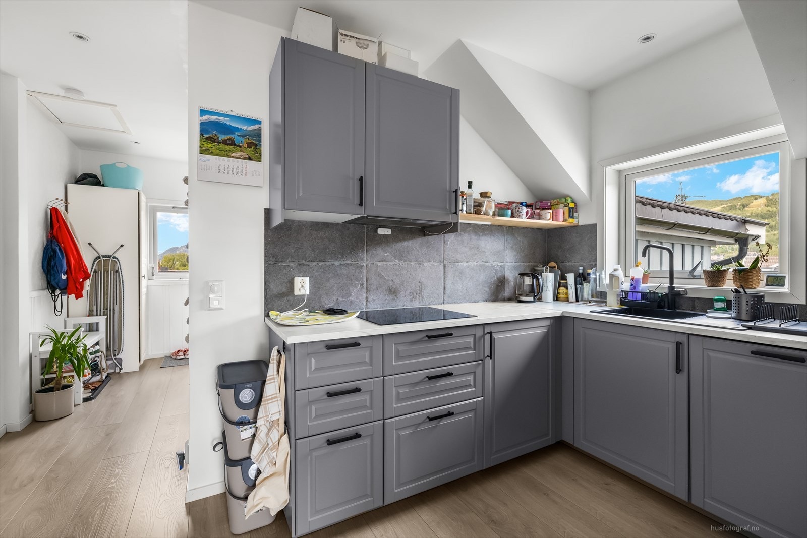 Benkeplaten er i marmormønster, utstyrt med vaskekum og kjøkkenkran. Galleribilde