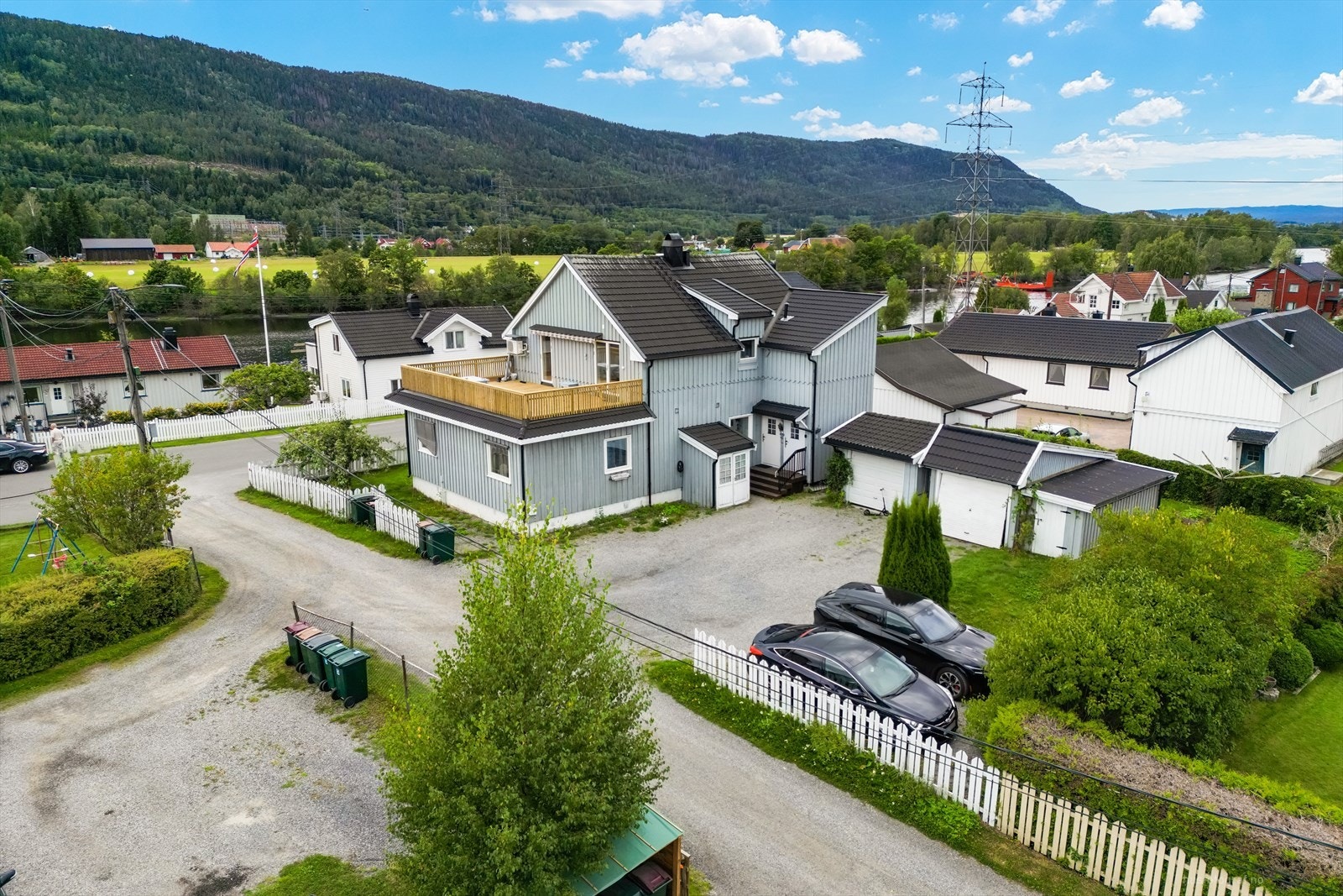 Eiendommen er pent opparbeidet med plenarealer og gruslagt gårdsplass. Galleribilde