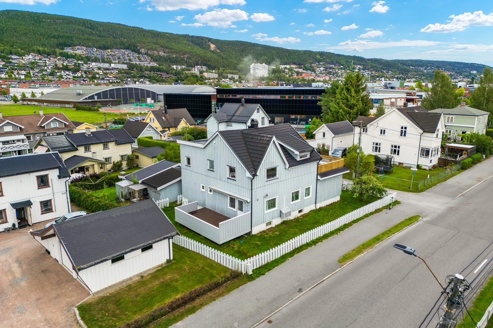 Boligen ligger i øverste plan med utgang til stor og solrik terrasse. Galleribilde