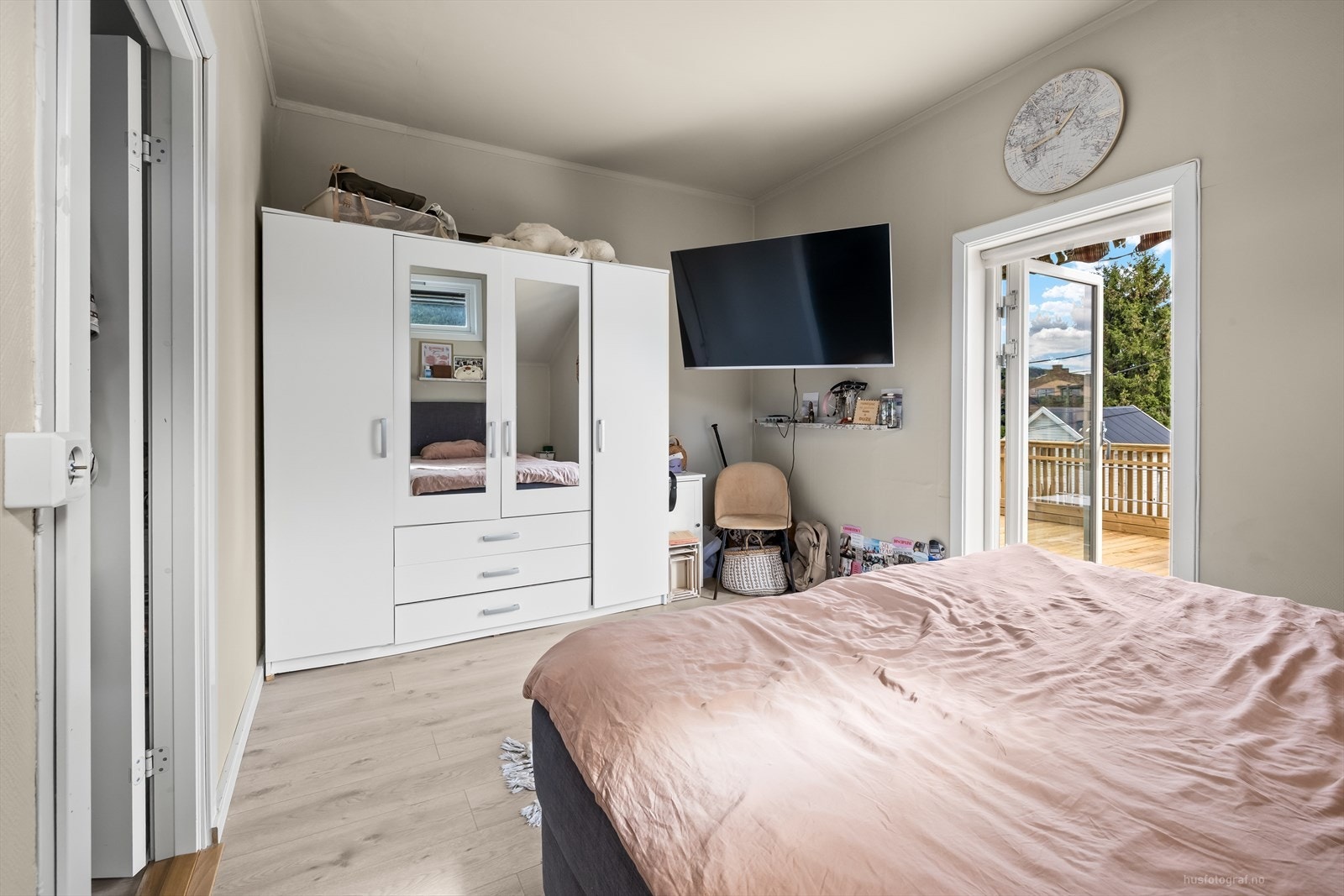 Soverommene fremstår som lyse og luftige, med gode vindusflater. Galleribilde