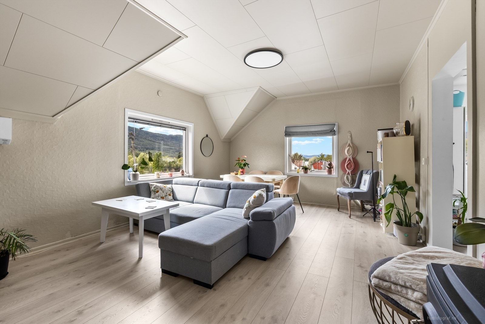 Boligen har en lys og innbydende stue med god møbleringsfrihet. Galleribilde