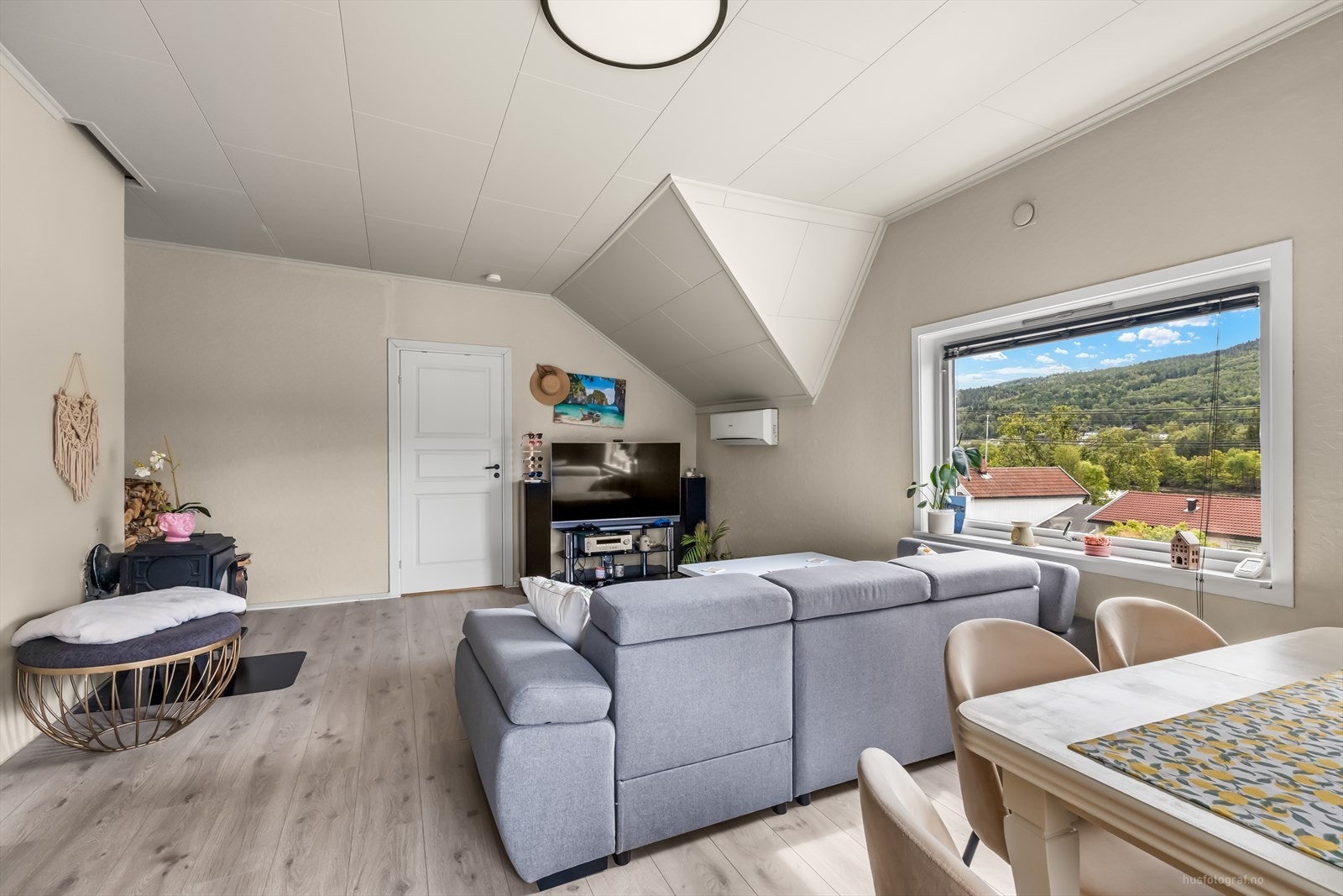 Det er montert en varmepumpe på veggen for effektiv oppvarming. Galleribilde