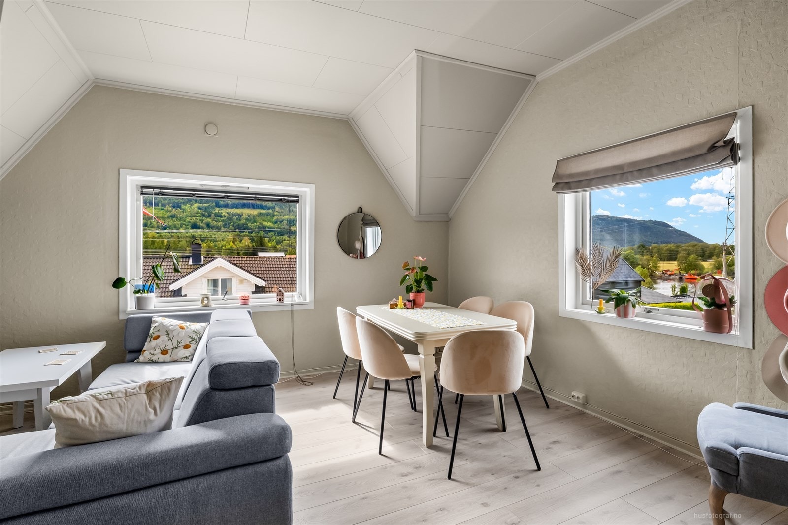 Store vindusflater slipper inn rikelig med dagslys og bidrar til en luftig og behagelig romfølelse. Galleribilde