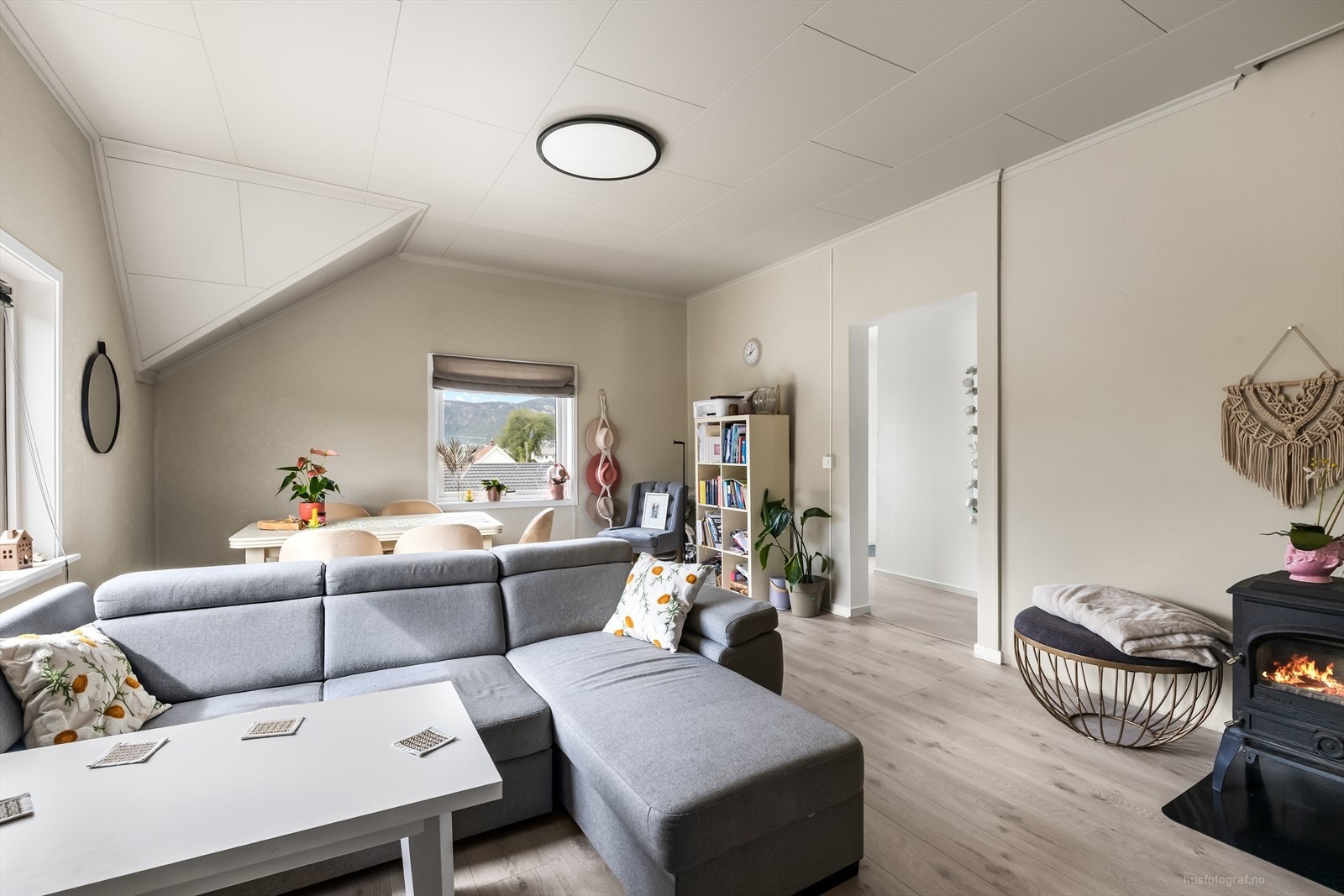 Stuen har god plass til en trivelig sofagruppe med TV og tilhørende møblement. Galleribilde