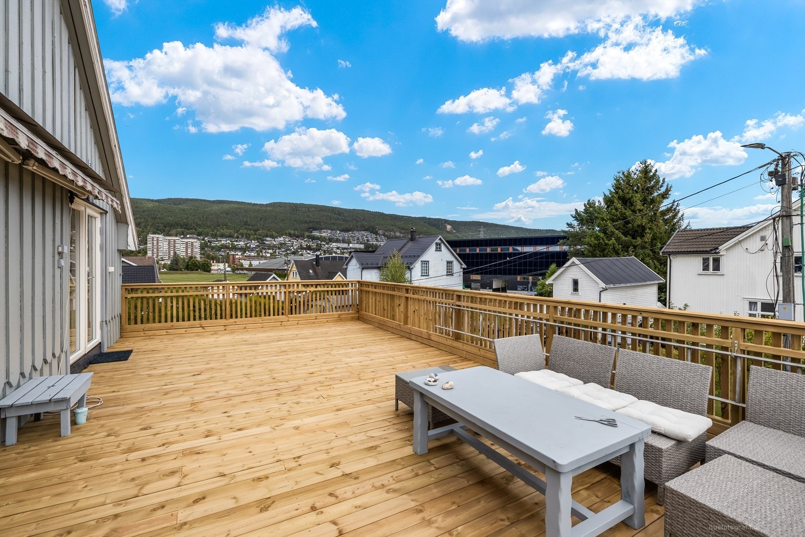 Den romslige uteplassen gir rikelig med plass til flere sittegrupper, og legger til rette for både avslapning og sosiale sammenkomster. Galleribilde