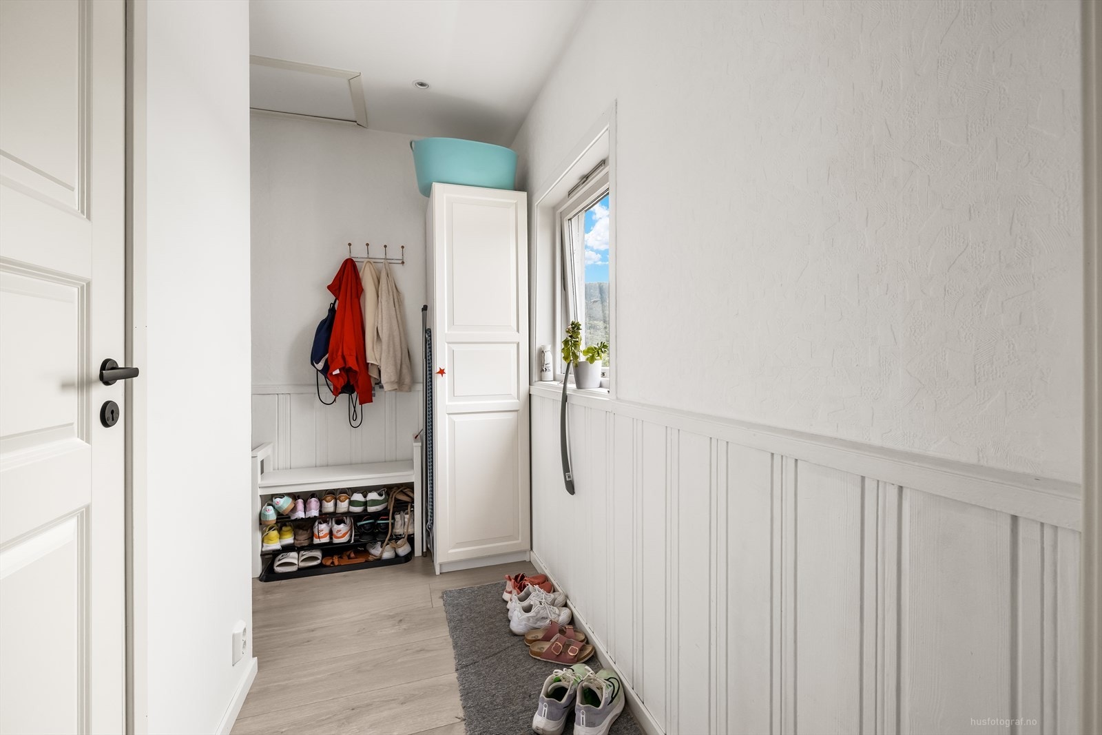 Lys og praktisk entré med god plass til å henge fra seg yttertøy og sette fra seg sko. Galleribilde