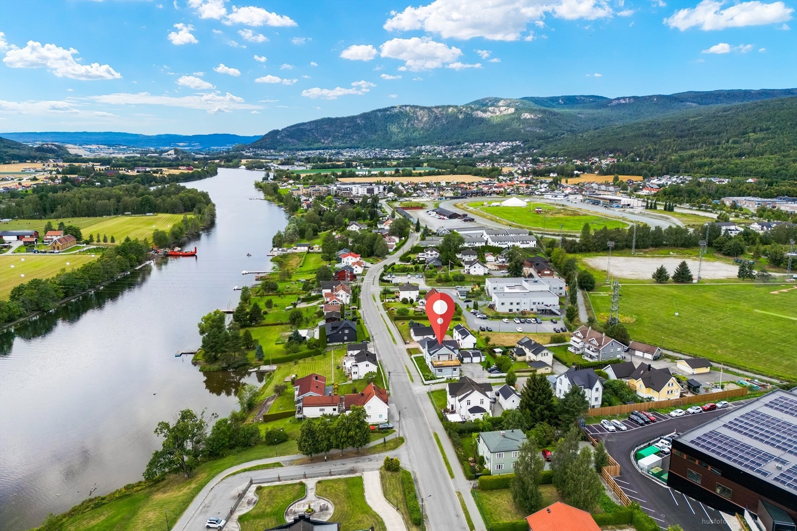 Kort vei til dagligvarebutikker, barnehager, skoler og kollektivtransport, samt idrettsanlegg. Galleribilde