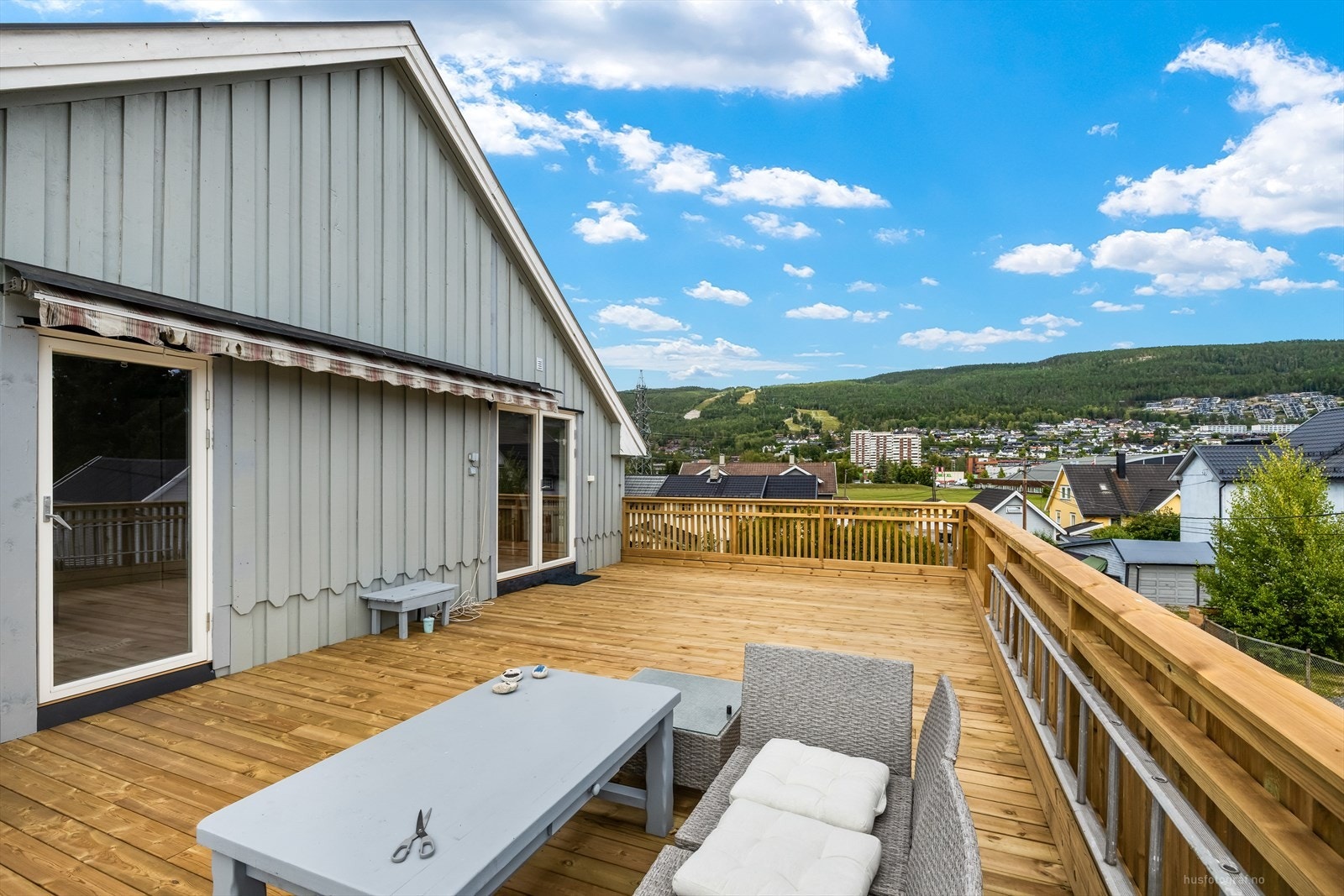 Stor og herlig terrasse med flott utsikt. Galleribilde