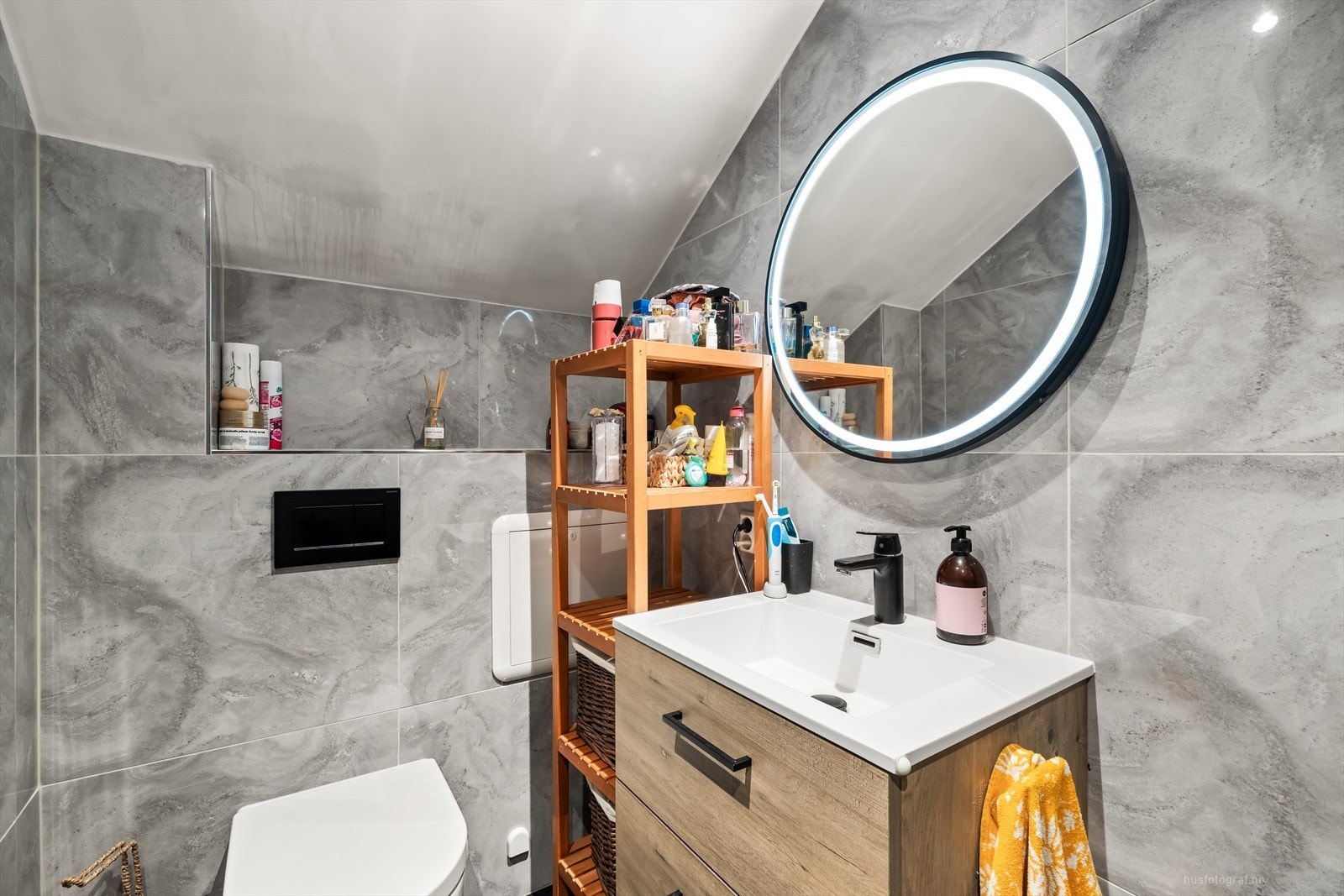 Baderommet er nylig oppusset og fremstår som delikat, med innfelte lys i himlingen og opplegg for vaskemaskin. Galleribilde