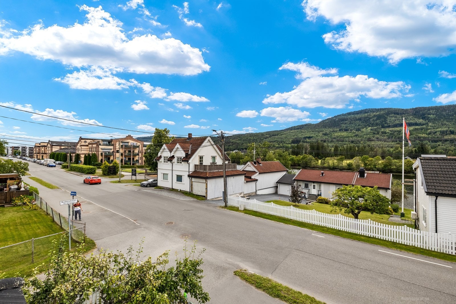 Med busstoppet like i nærheten ligger alt til rette for enkel og effektiv transport rundt i byen. Galleribilde