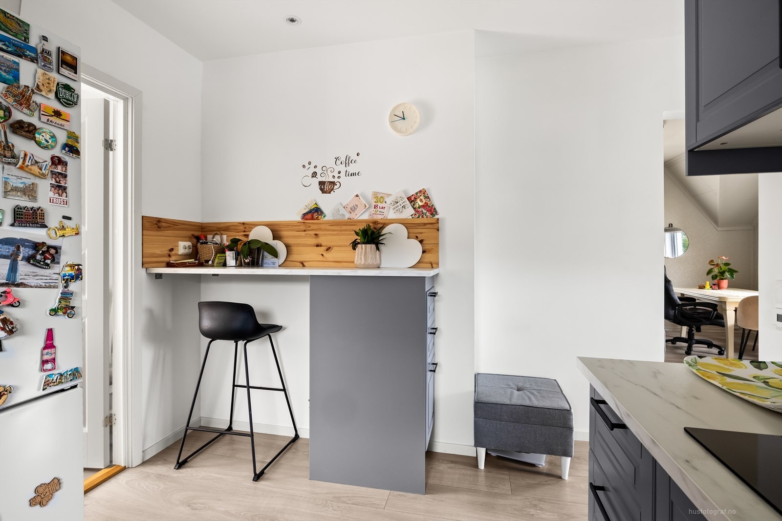 Kjøkkenet har plass til et koselig frokosthjørne. Galleribilde