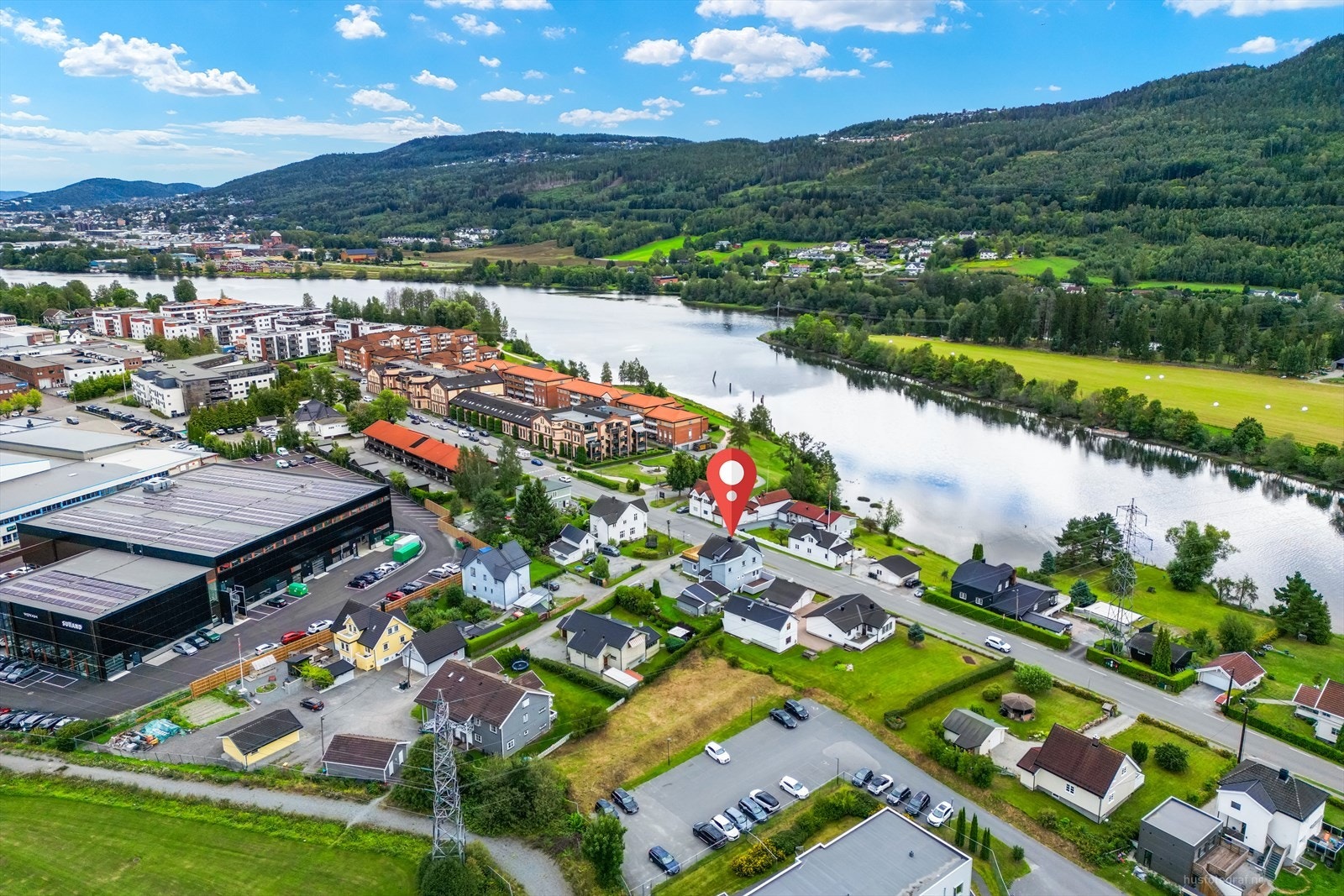 Gode turmuligheter langs Elveparken, med gangforbindelse mot sentrum. Galleribilde