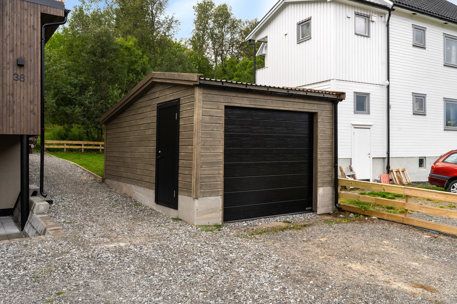 I tillegg til parkering i garasje har du godt med parkeringsmuligheter på tomten til familie og øvrige gjester.