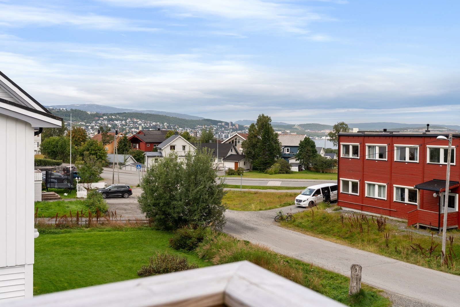 Umiddelbar nærhet til skole og barnehage.