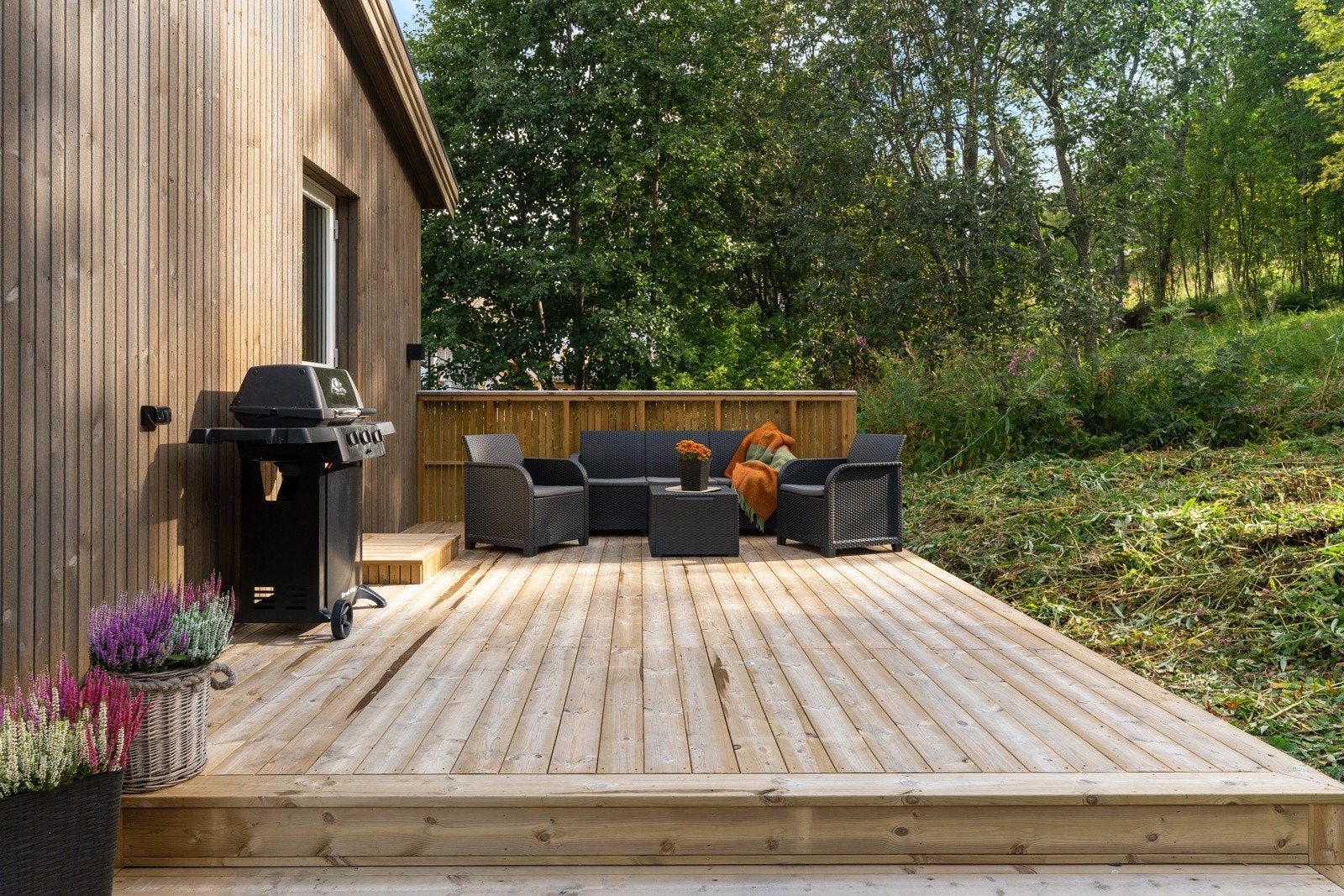 Opparbeidet platt med god plass til utemøbler, grill og beplantning.