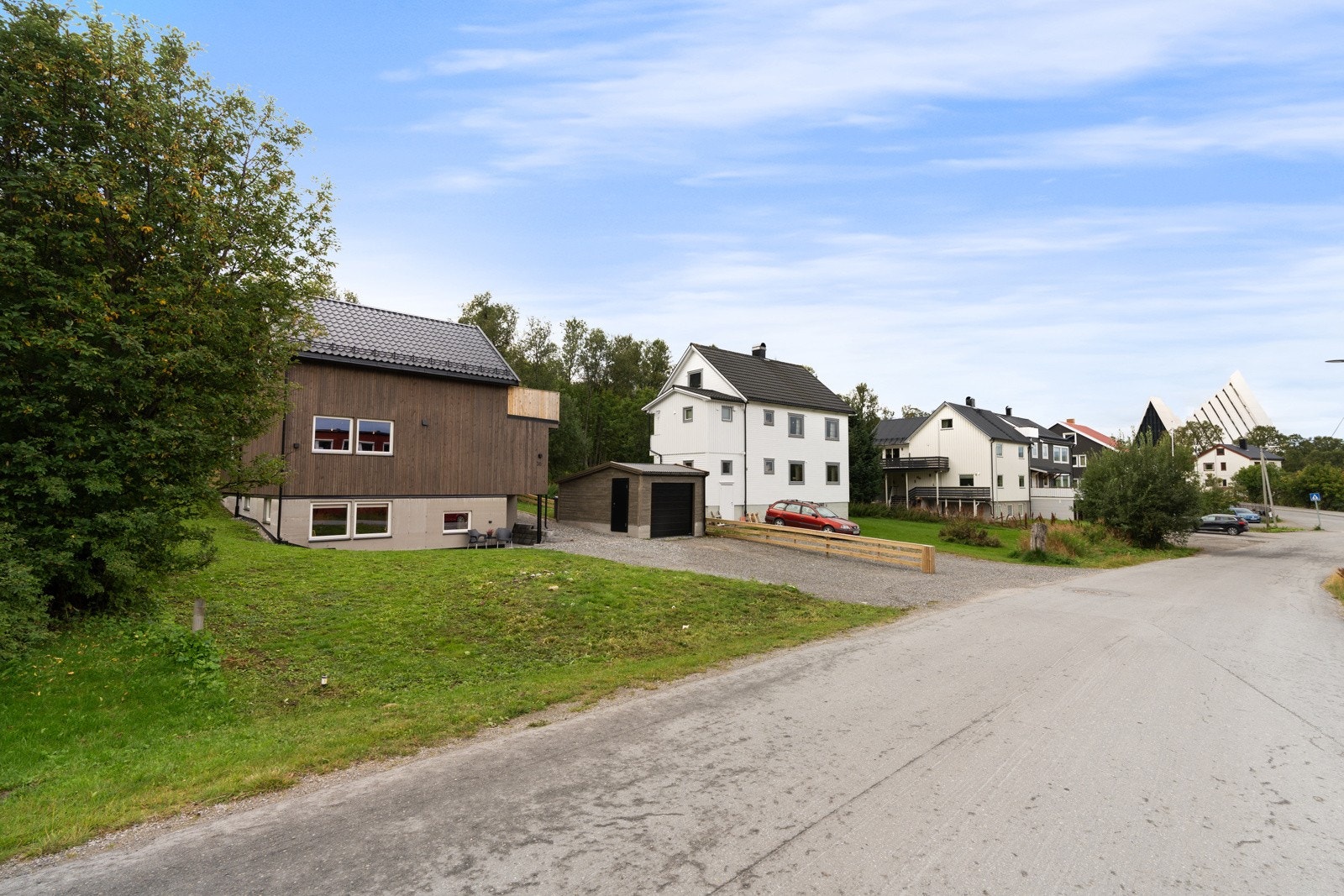 Fra boligen har du kort vei til bussholdeplass med hyppige avganger til sentrum, UNN/UiT, Tromsø Lufthavn og Giæverbukta m.m.