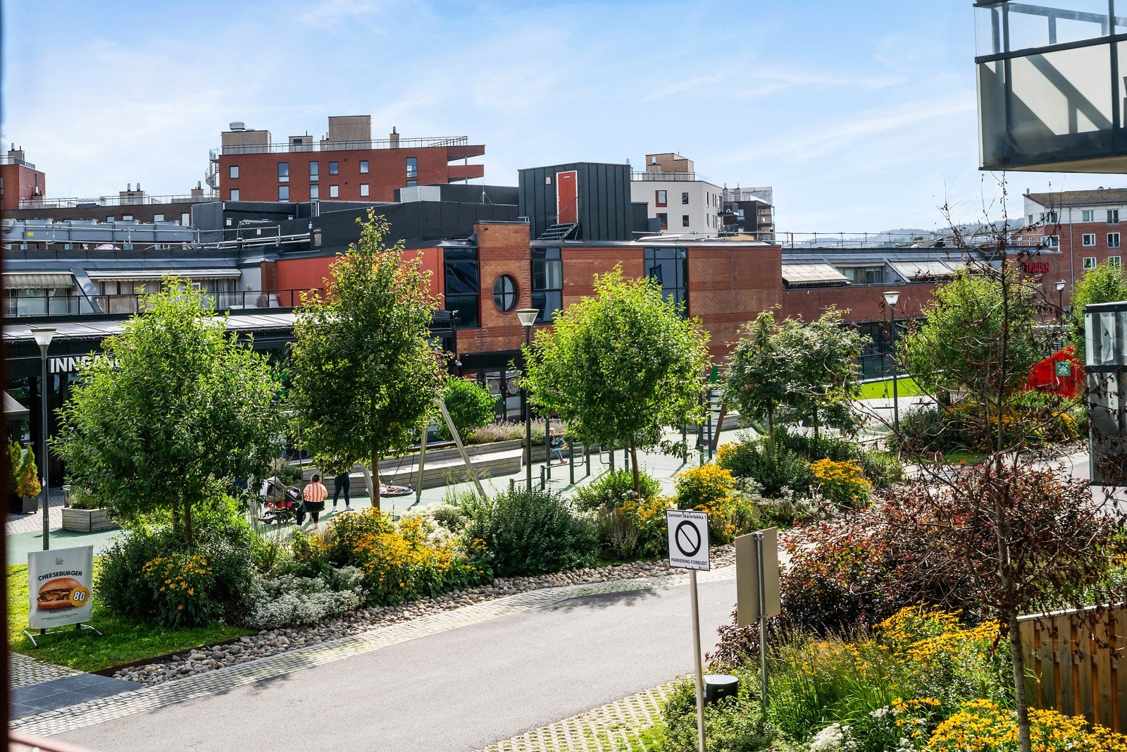 Leiligheten i Isak H. Wiiks gate 10 ligger i sentrale omgivelser midt i hjertet av Lørenskog - Her har du alt du behøver rett utenfor ytterdøren. Velkommen til visning! Galleribilde