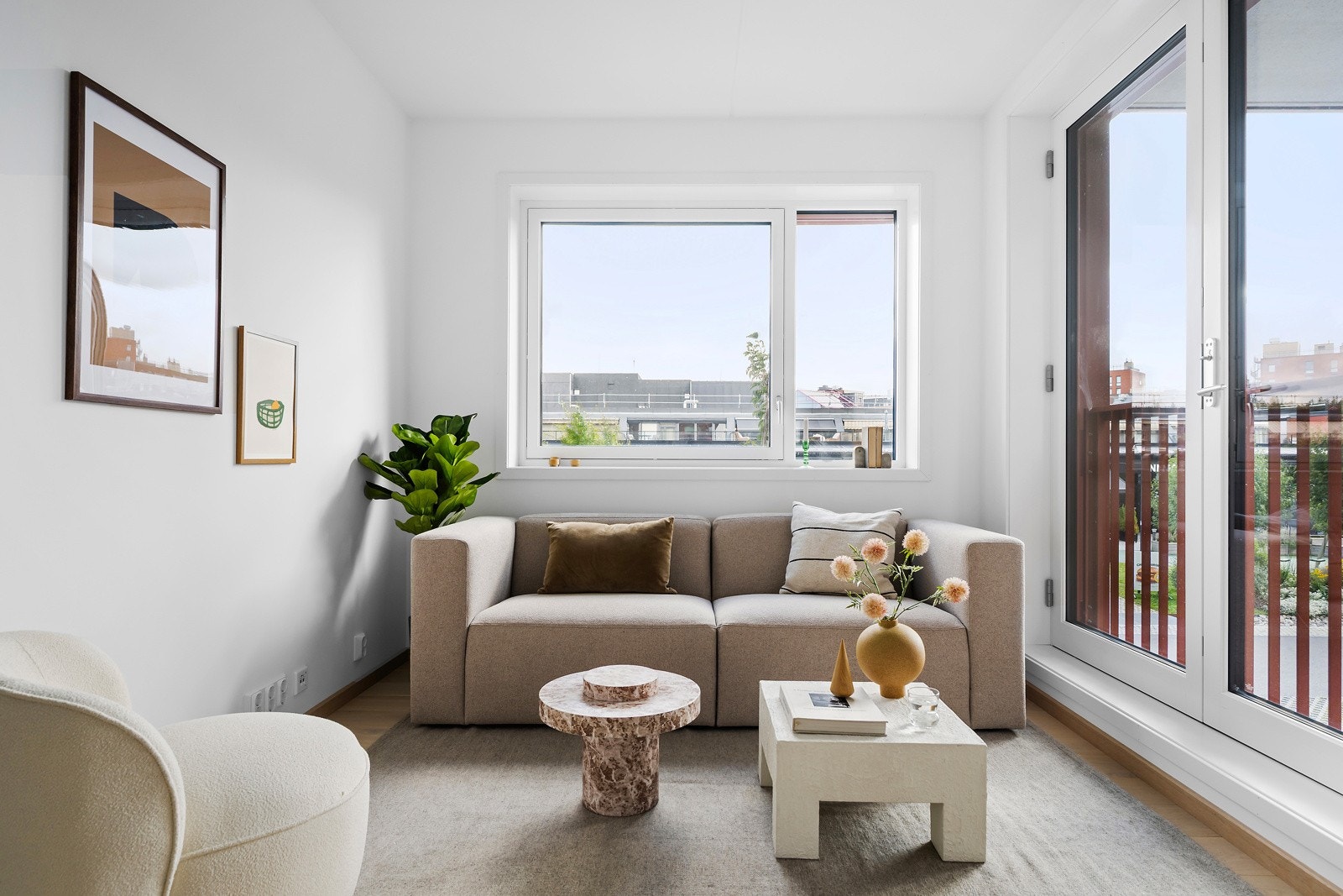 Leiligheten har en åpen stue- og kjøkkenløsning med store vindusflater, som slipper inn rikelig med dagslys. Galleribilde