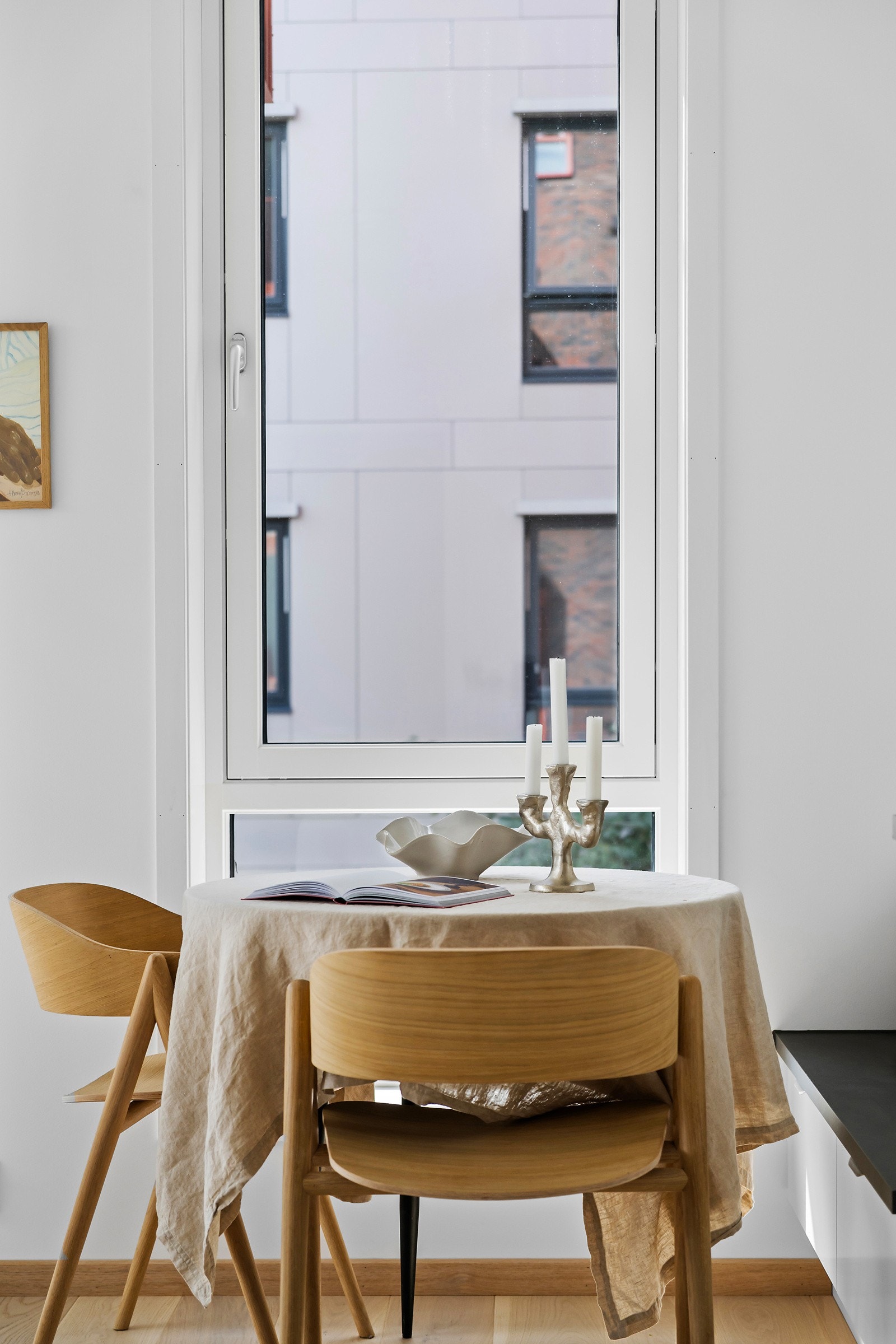 Planløsningen gir naturlig plass til spisebord ved kjøkkenet. Galleribilde