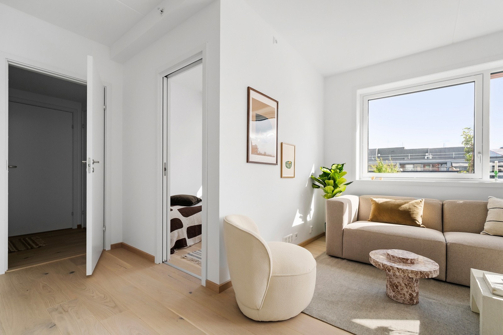 Stuen har god plass til sofa og tilhørende møblement. Galleribilde