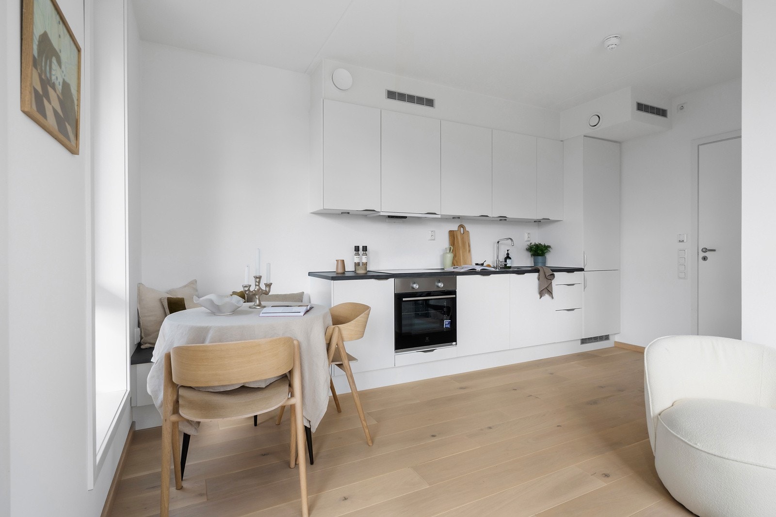 Langs kjøkkenveggen er det etablert en egen sone med sitteplass. Galleribilde