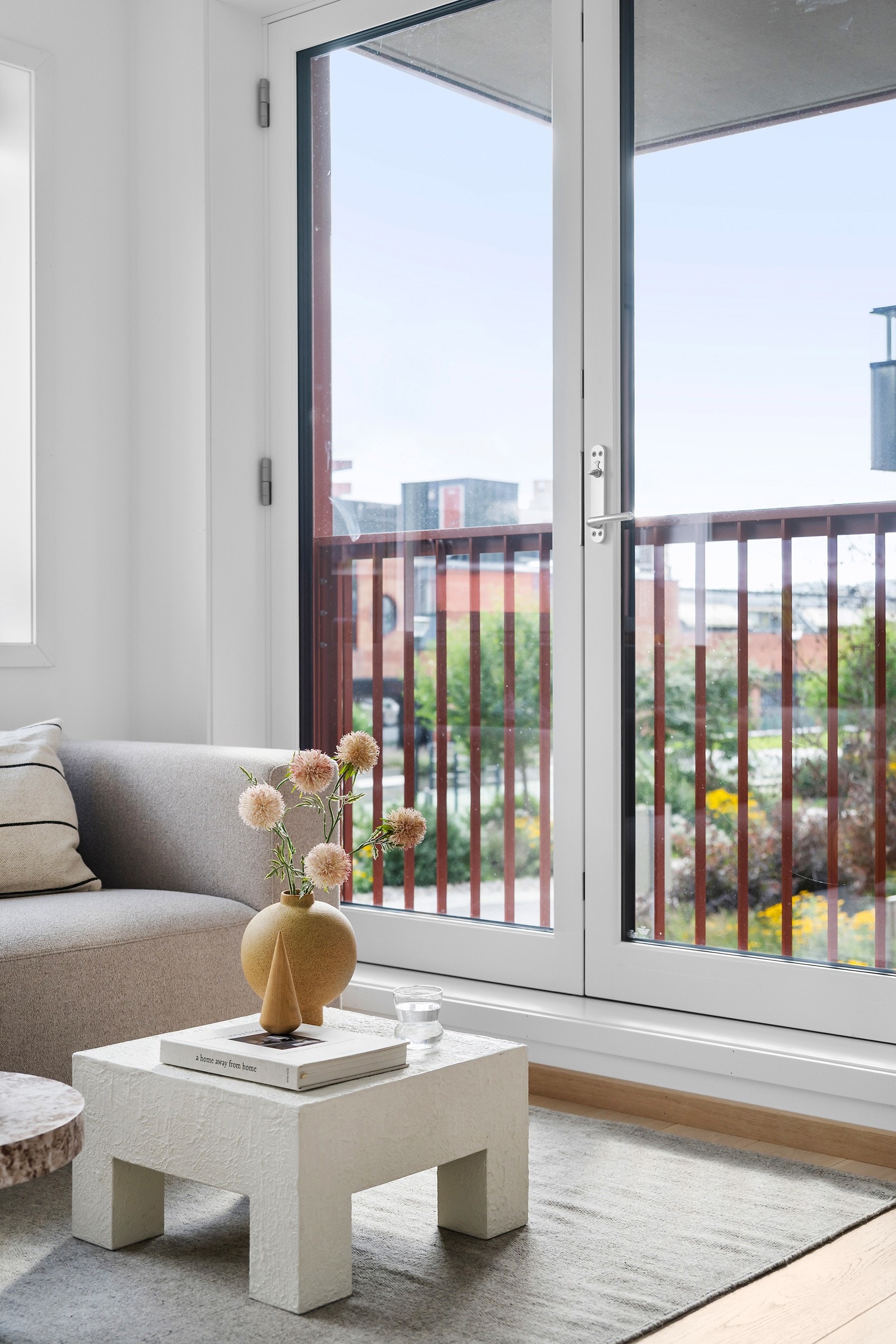 Fra stuen er det utgang til en fransk balkong som gir luft og lys til rommet. Galleribilde