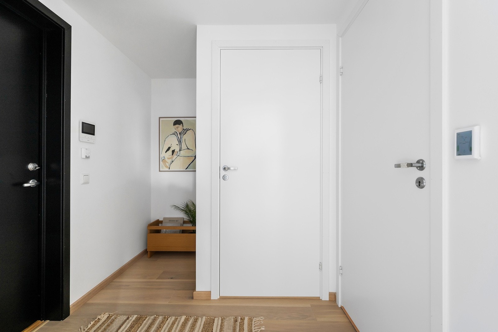 Lys og praktisk entré med vannbåren gulvvarme og plass til oppbevaring. Galleribilde