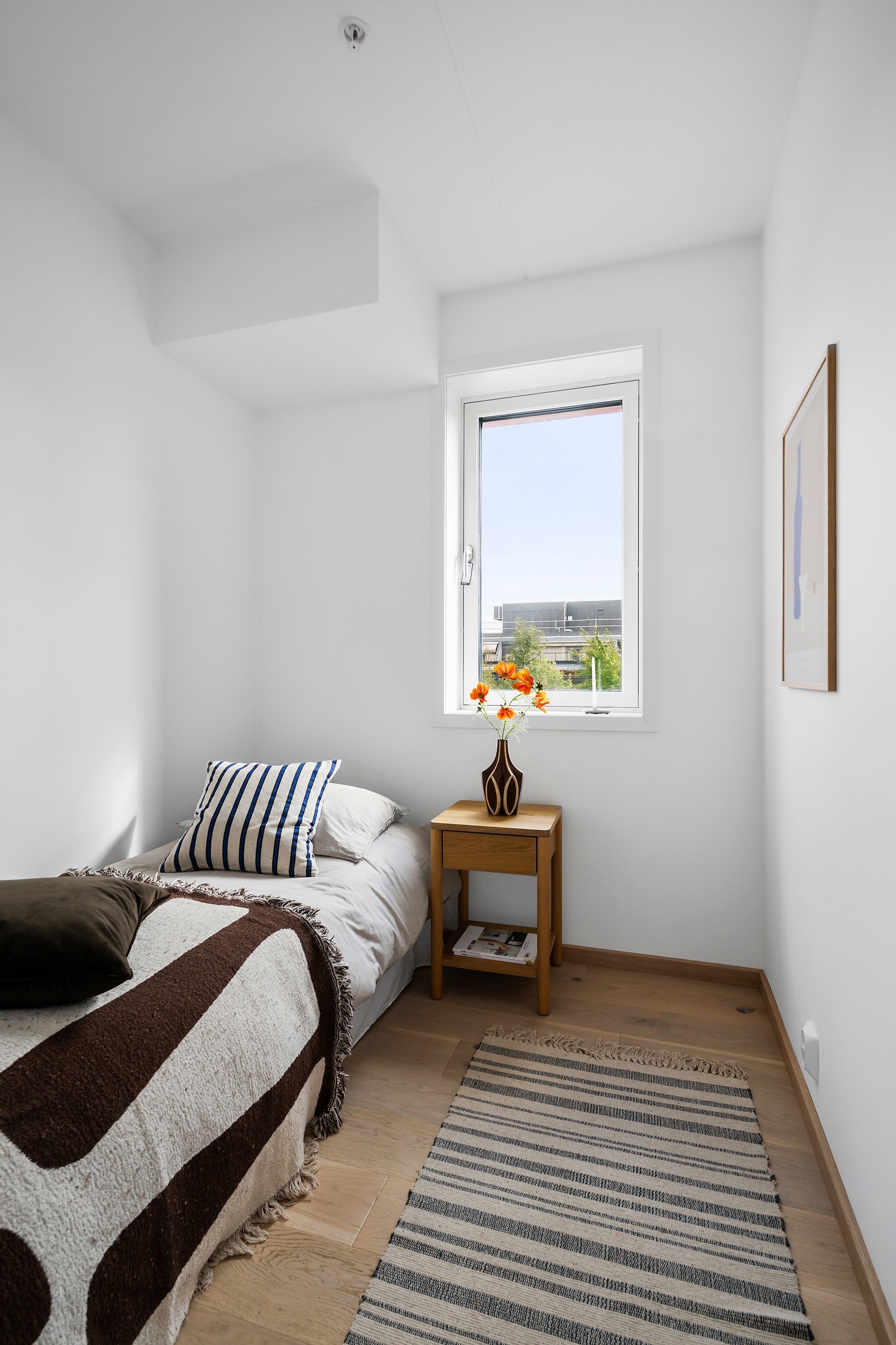 Leiligheten ble opprinnelig prosjektert med alkove som et tilvalg. Denne er bygget som et eget rom på ca. 4,5 m². Rommets størrelse er under dagens normgivende krav til rom for varig opphold, og det er derfor ikke godkjent som et soverom. Galleribilde