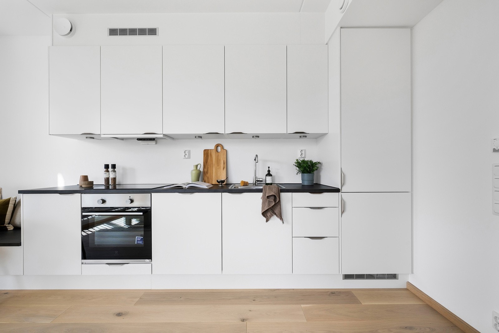 Kjøkkenet har integrerte hvitevarer fra Electrolux. Galleribilde