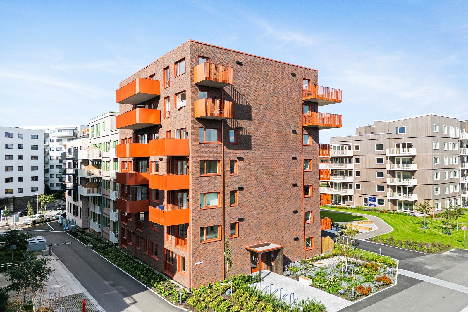 Beliggenheten er svært sentral med kort gangavstand til servicetilbud, kollektivtransport og flotte rekreasjonsmuligheter i nærområdet. Galleribilde