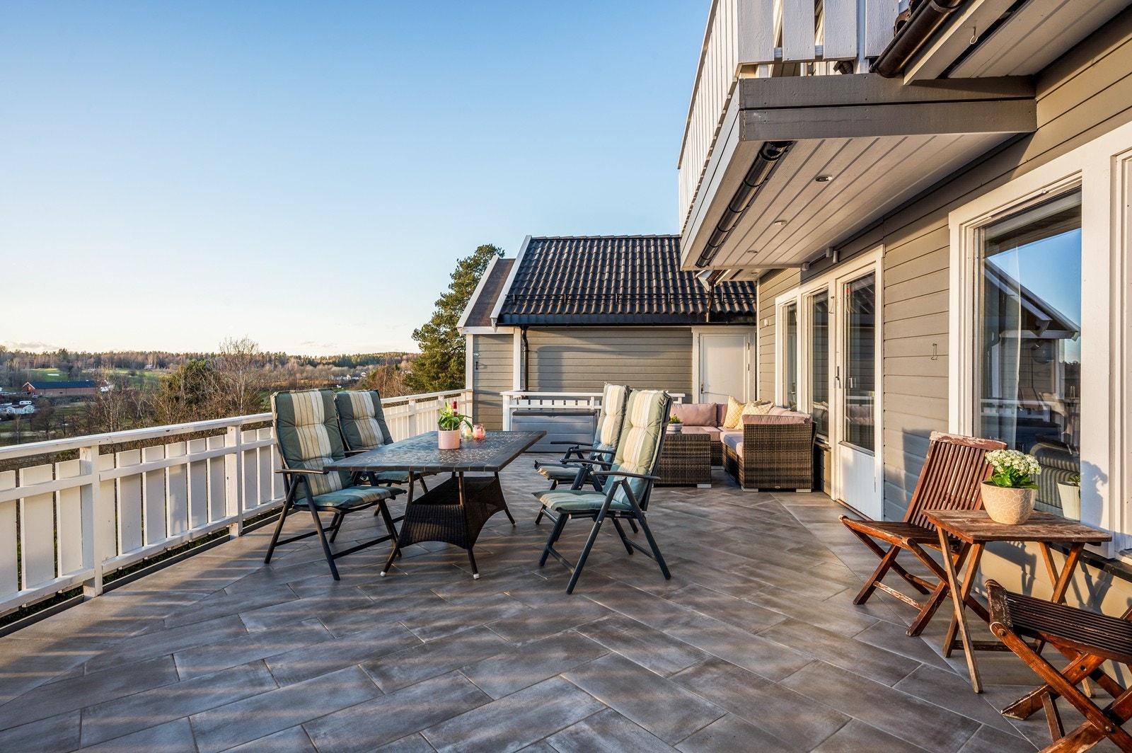 Stor og skjermet flislagt terrasse i 1. etajse. Ingen innsyn og maks utsikt. Galleribilde