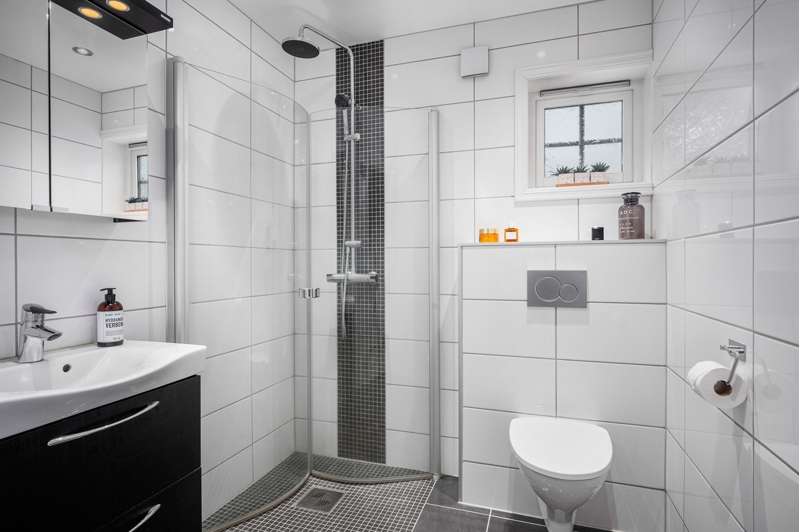 Pent flislagt dusjbad i 1. etasje. Galleribilde