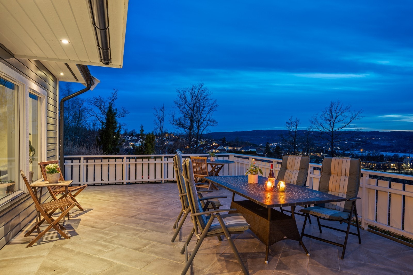 Kveldsbilde av terrasen og utsikt. Galleribilde