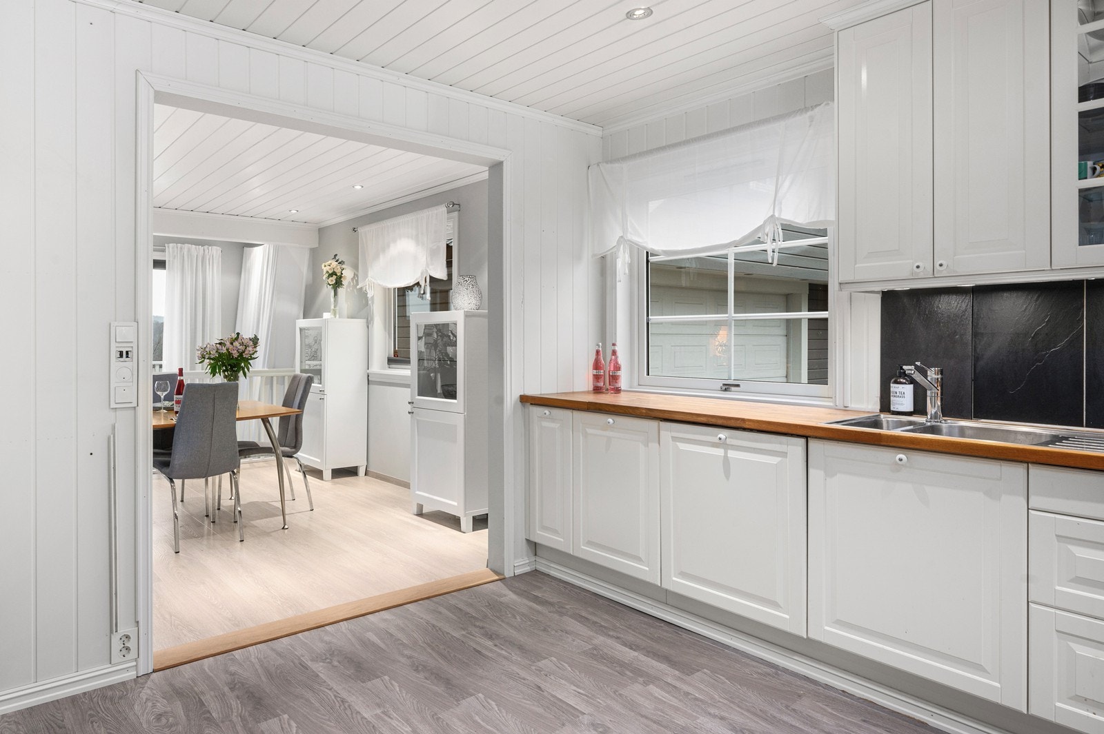 Kjøkken med åpen løsning til spisestuen. Galleribilde