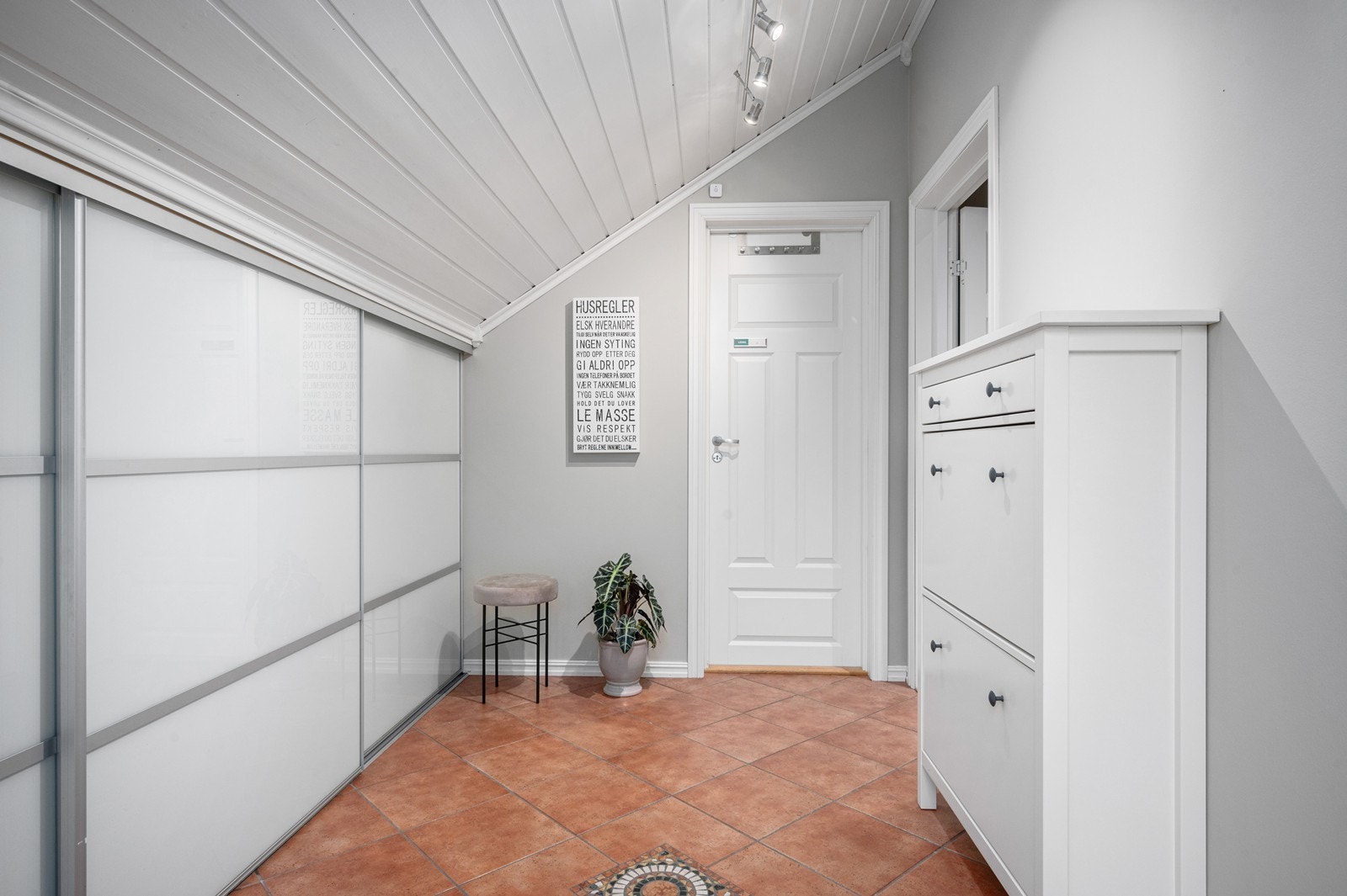 Entrè i 1. etasje med stor garderobe og varme i gulv. Galleribilde