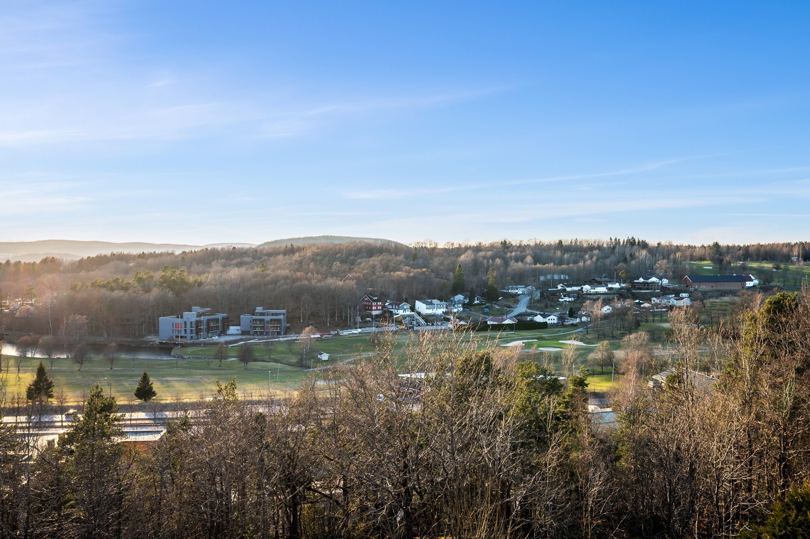 Utsikt over golfbanens hull 2 og 3. Galleribilde